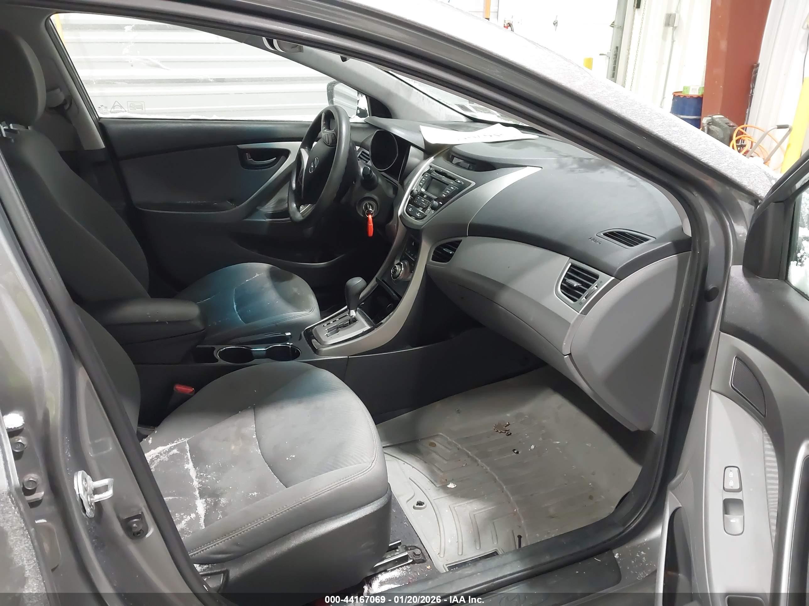 HYUNDAI ELANTRA image 5
