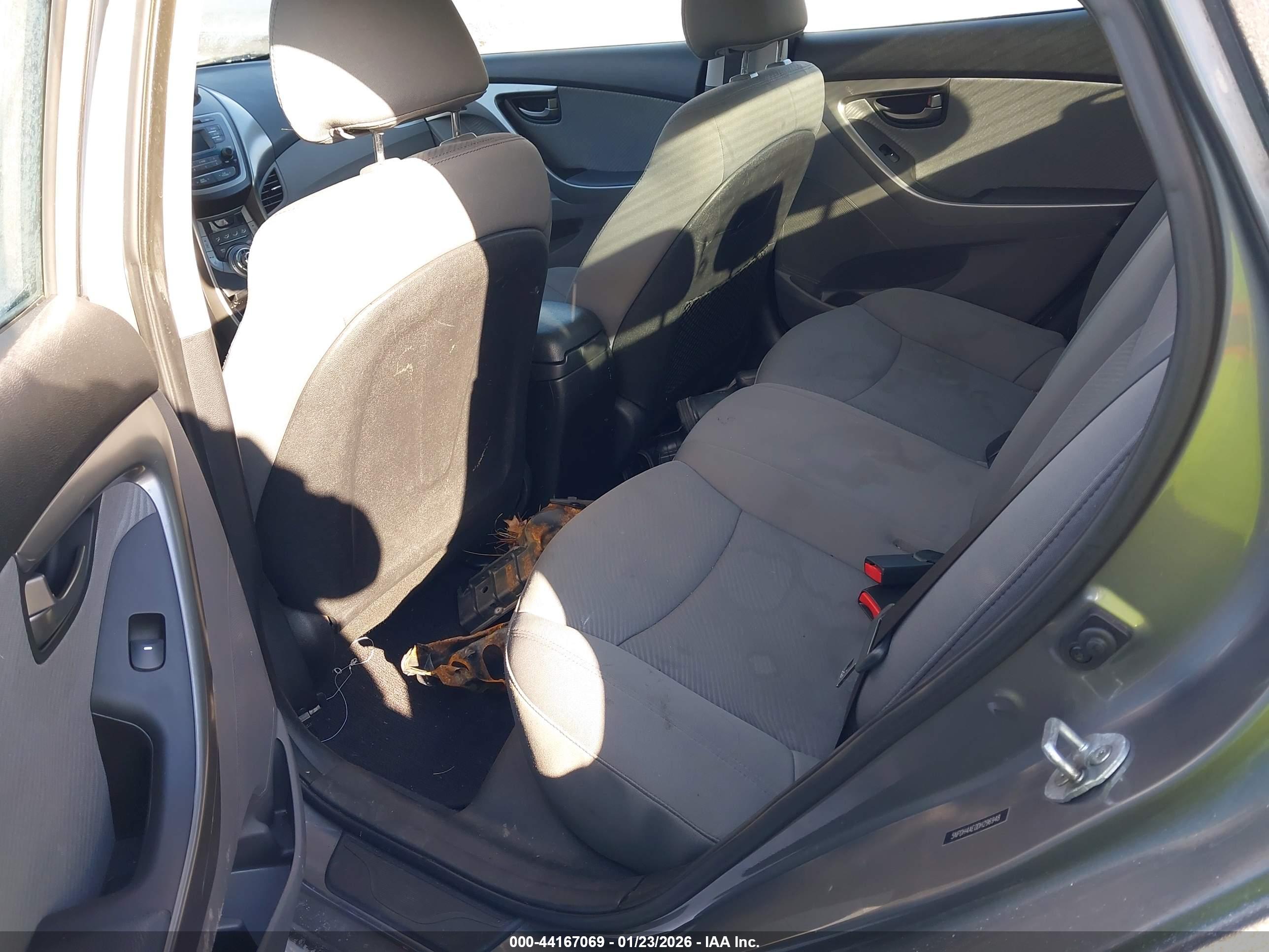 HYUNDAI ELANTRA image 8