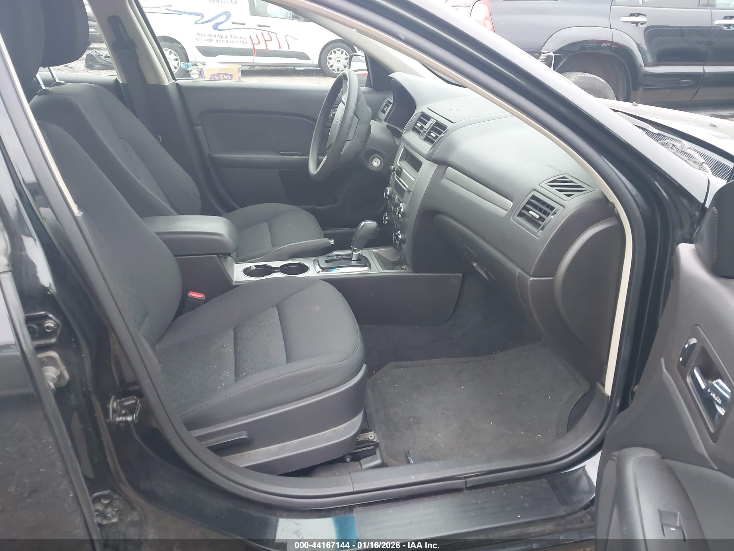FORD FUSION image 5