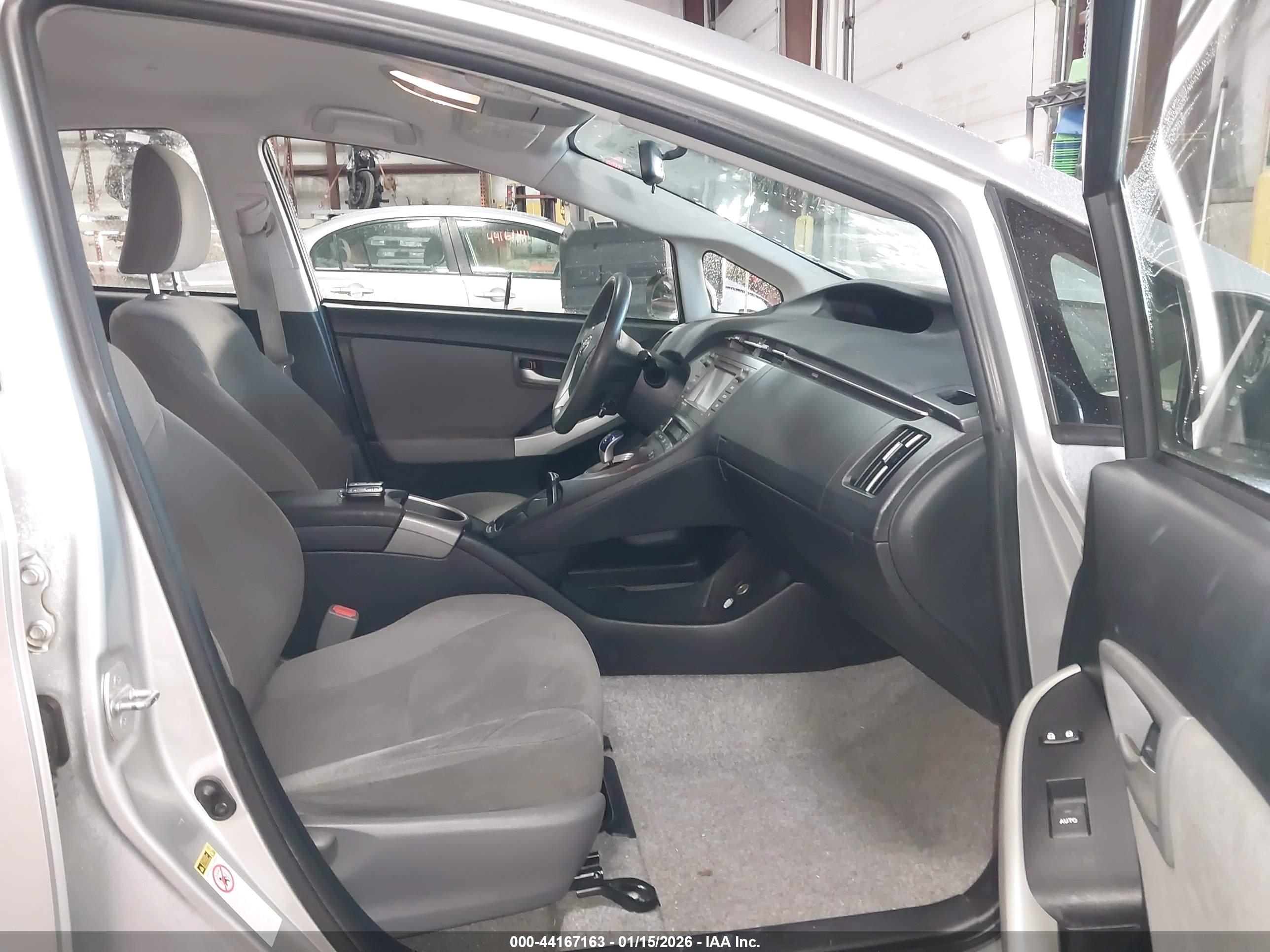 TOYOTA PRIUS image 5