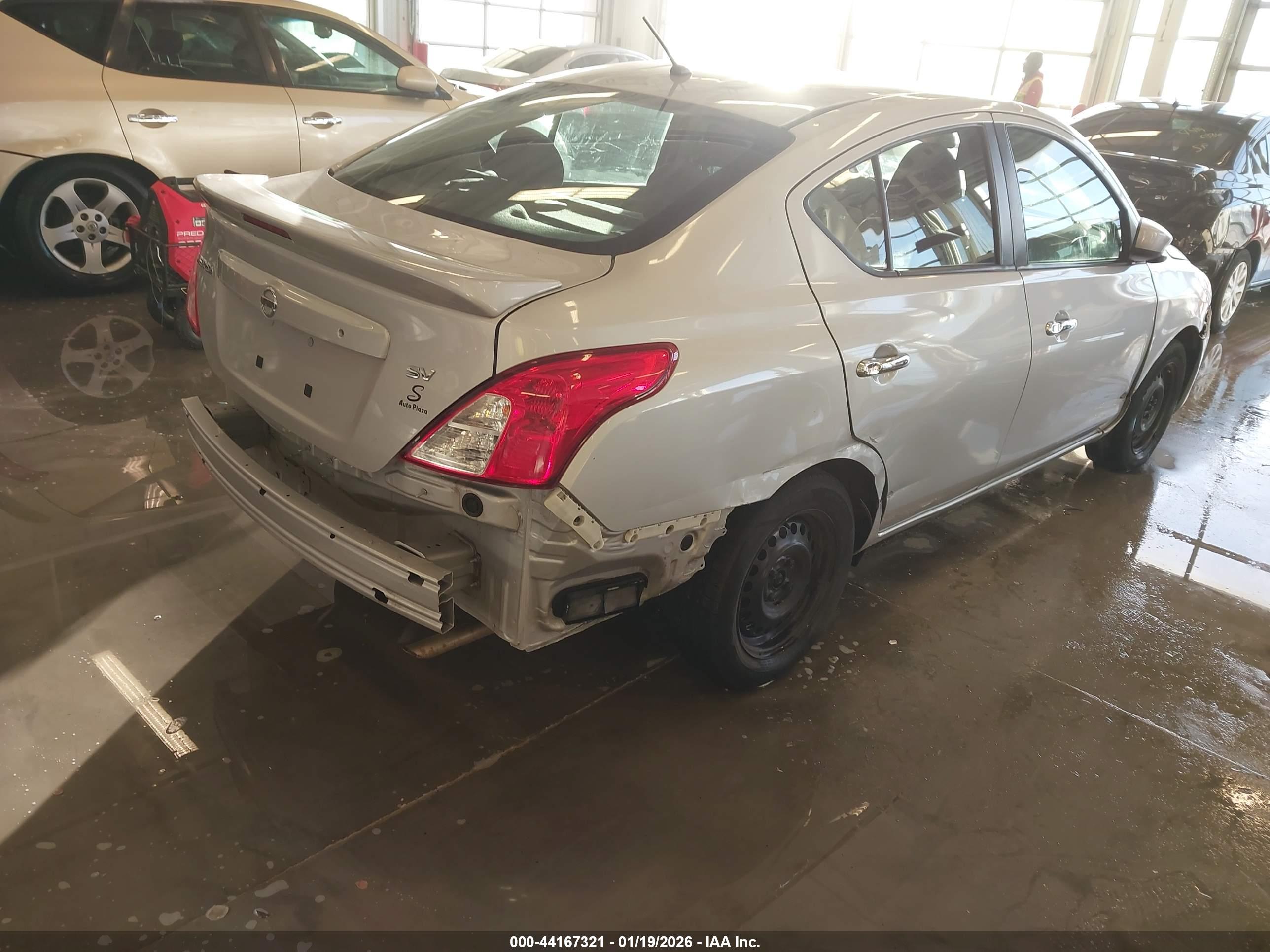 NISSAN VERSA image 4