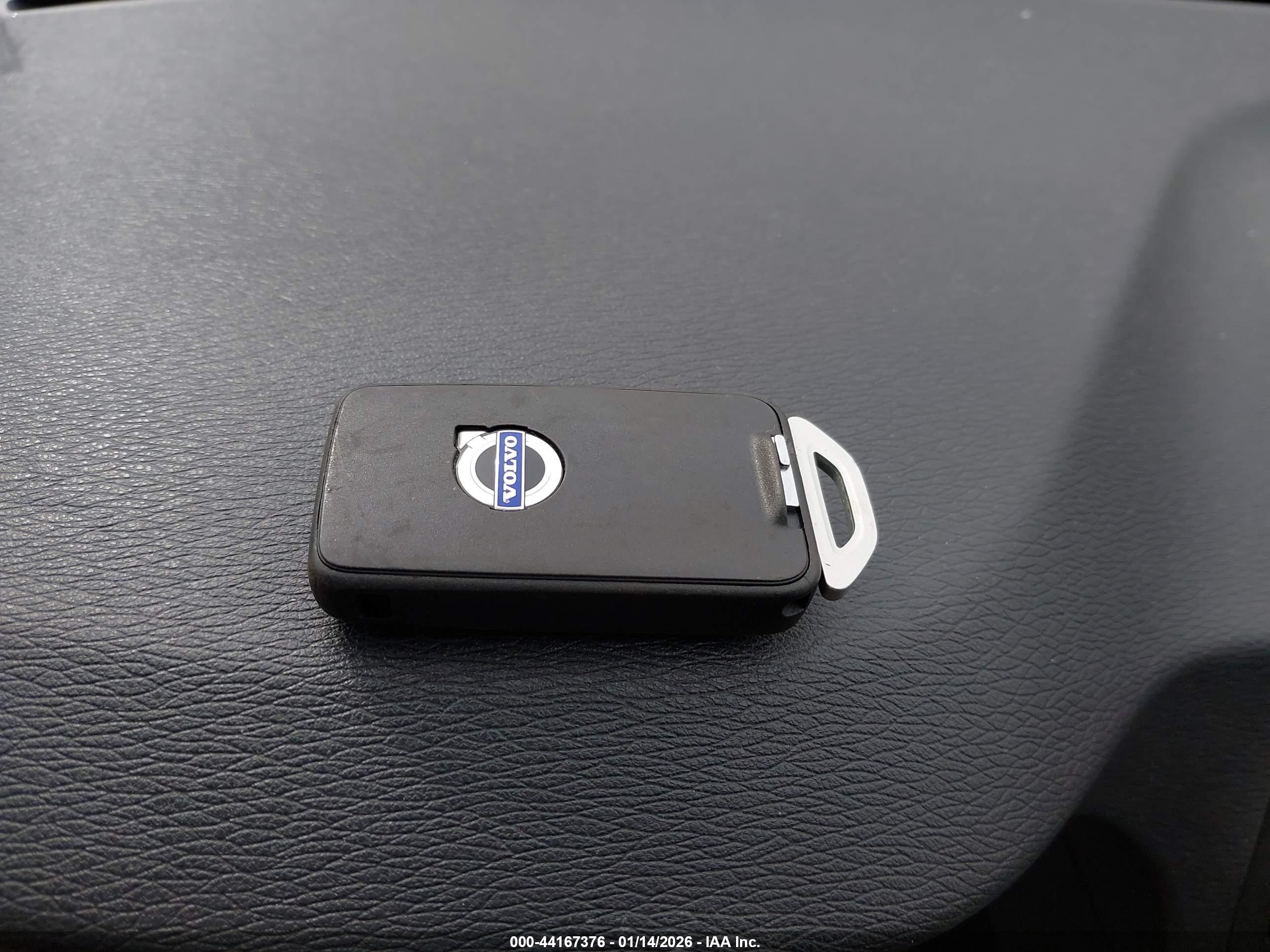 VOLVO XC70 image 11