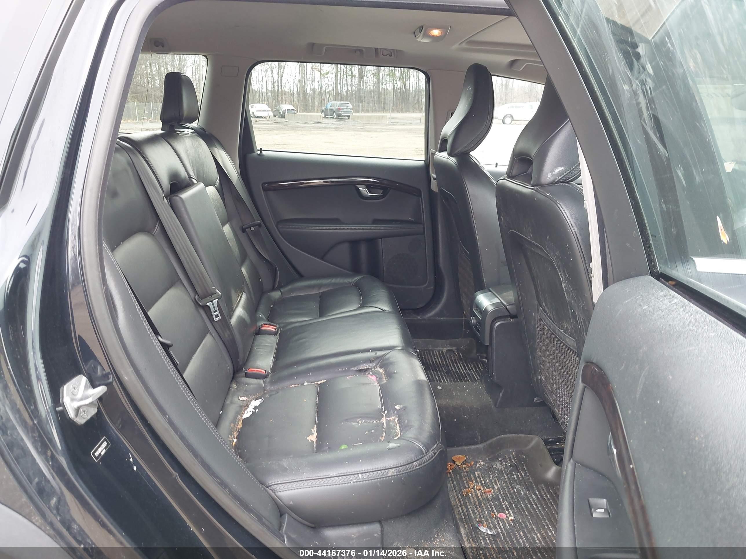 VOLVO XC70 image 8