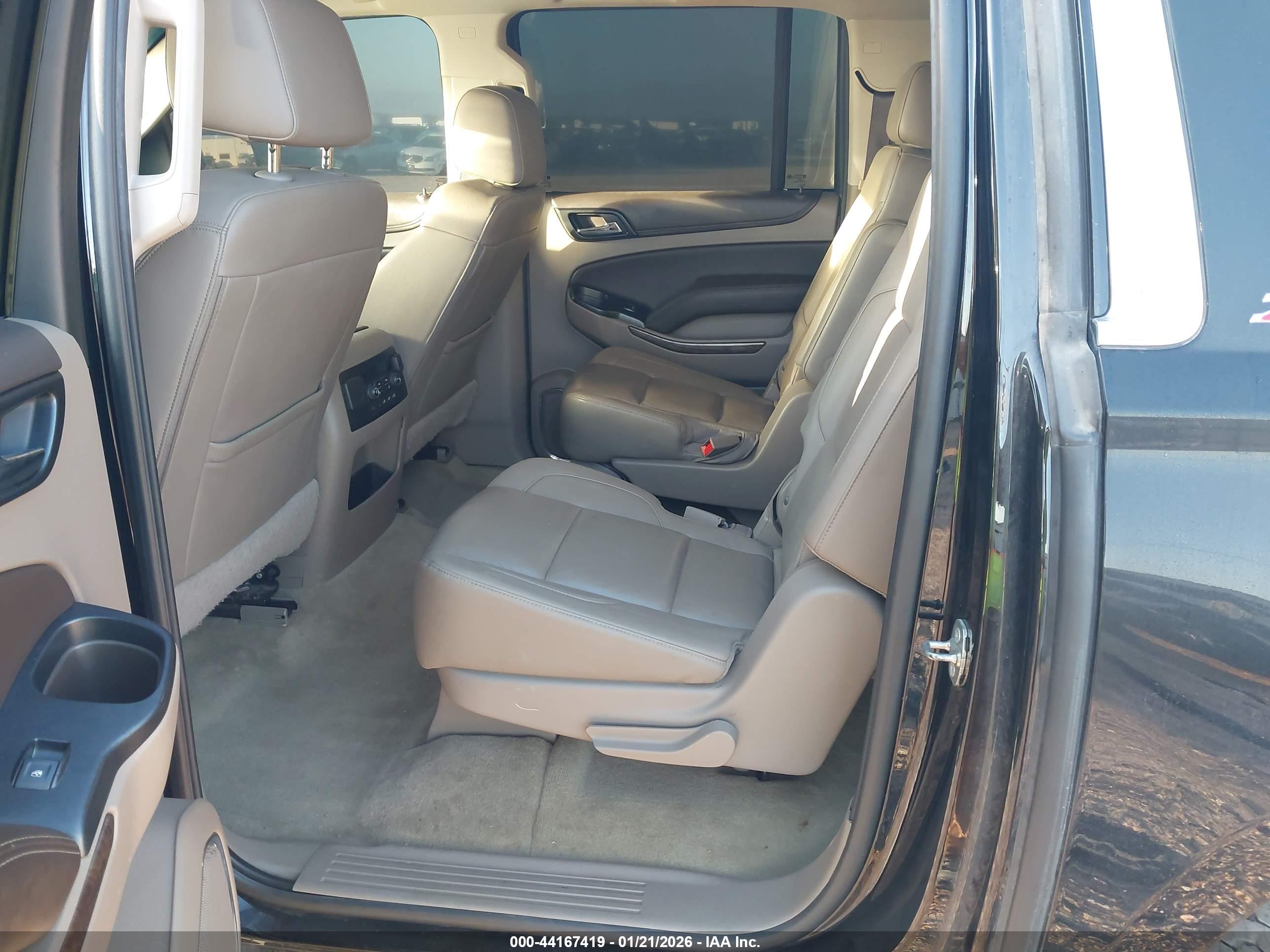 CHEVROLET SUBURBAN image 8