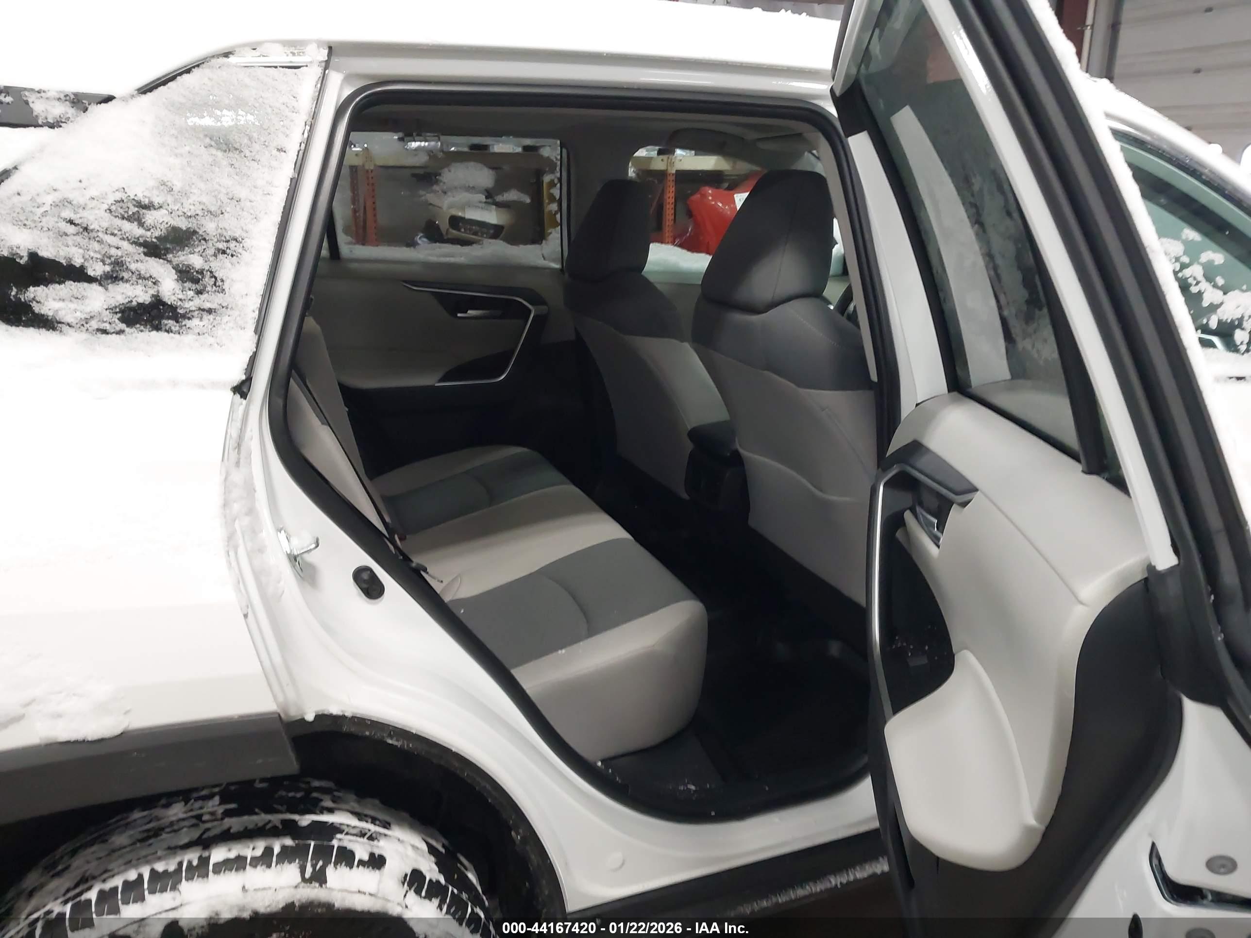 TOYOTA RAV4 image 8