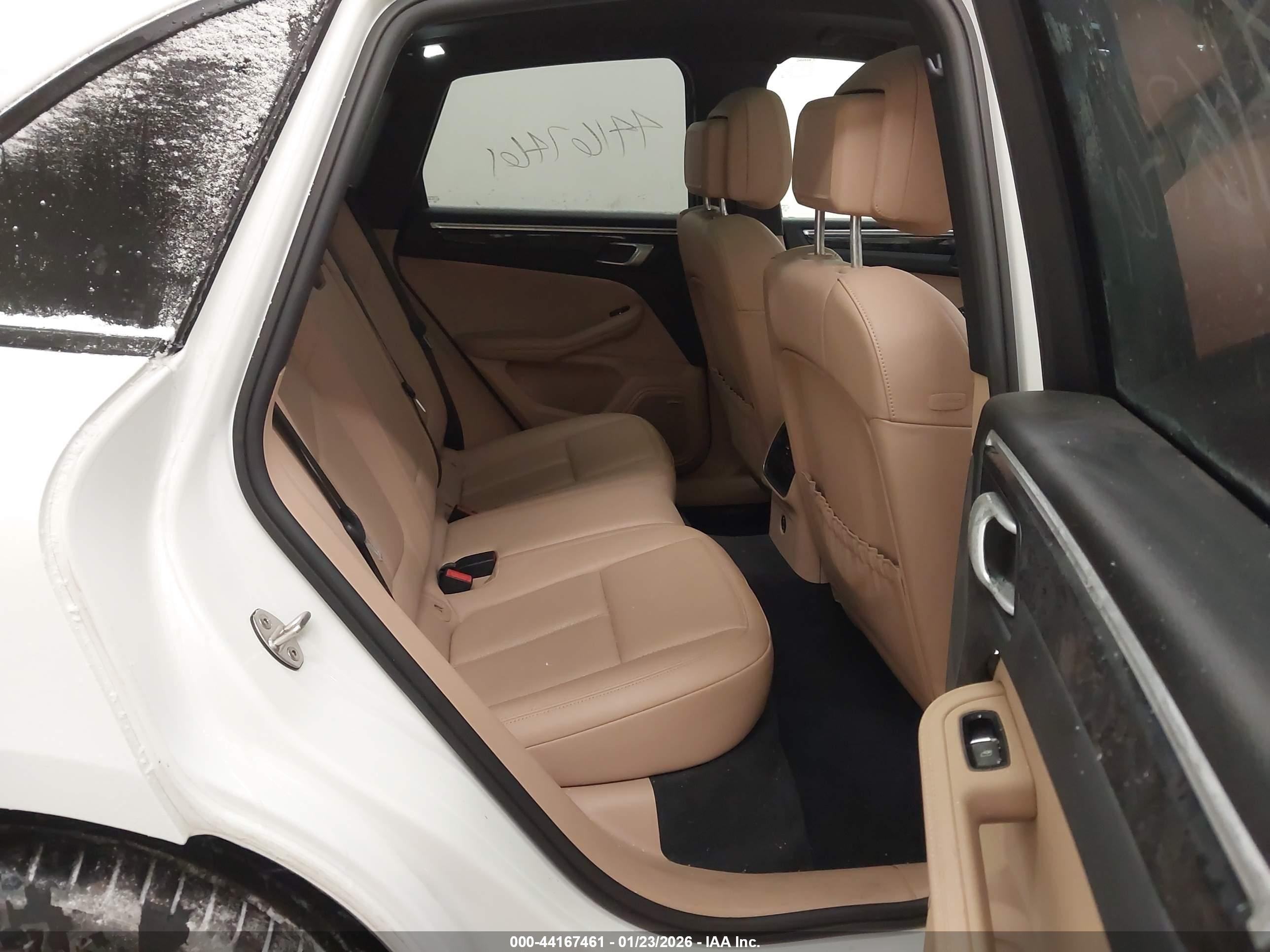 PORSCHE MACAN image 8