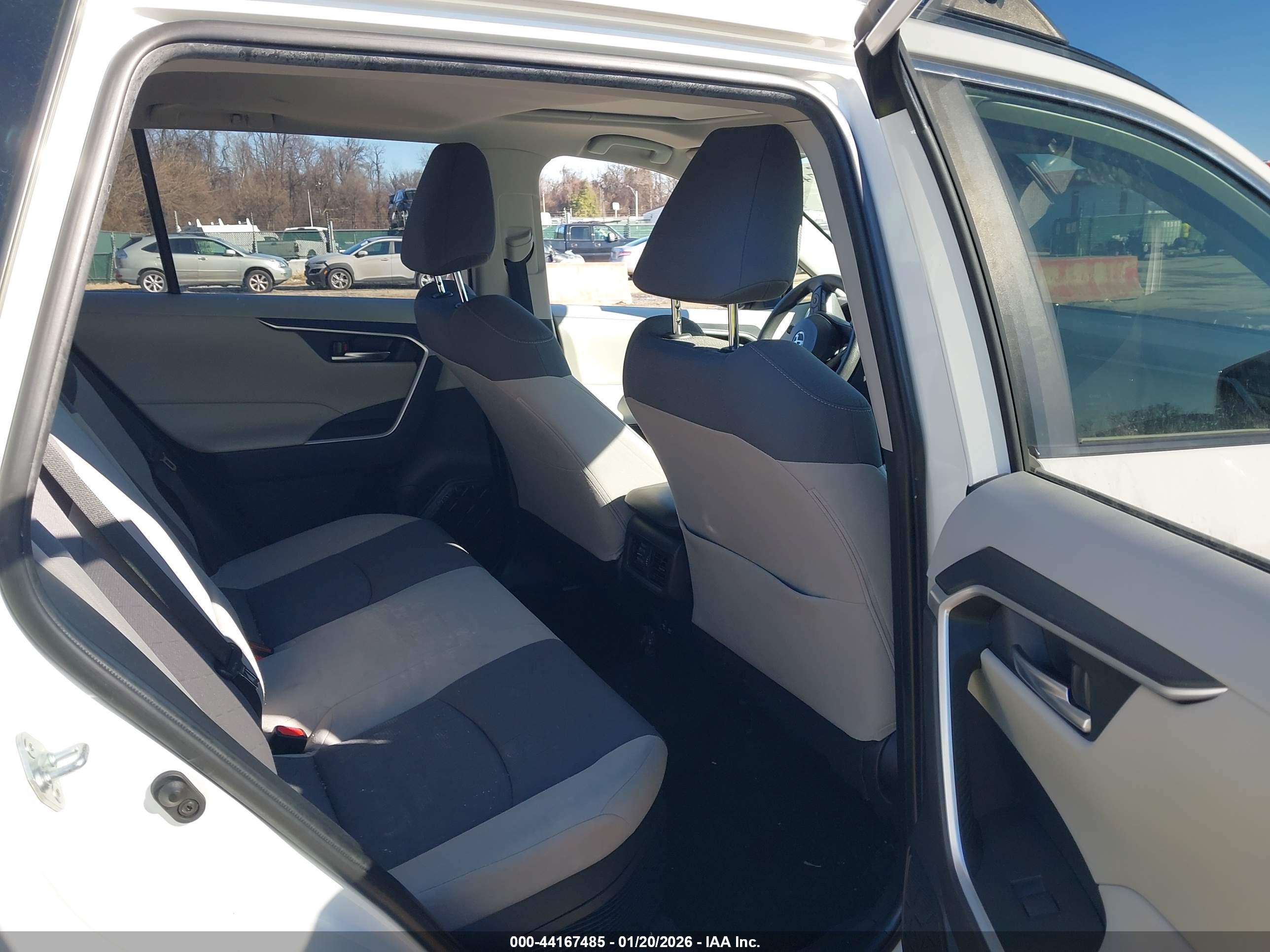 TOYOTA RAV4 image 8