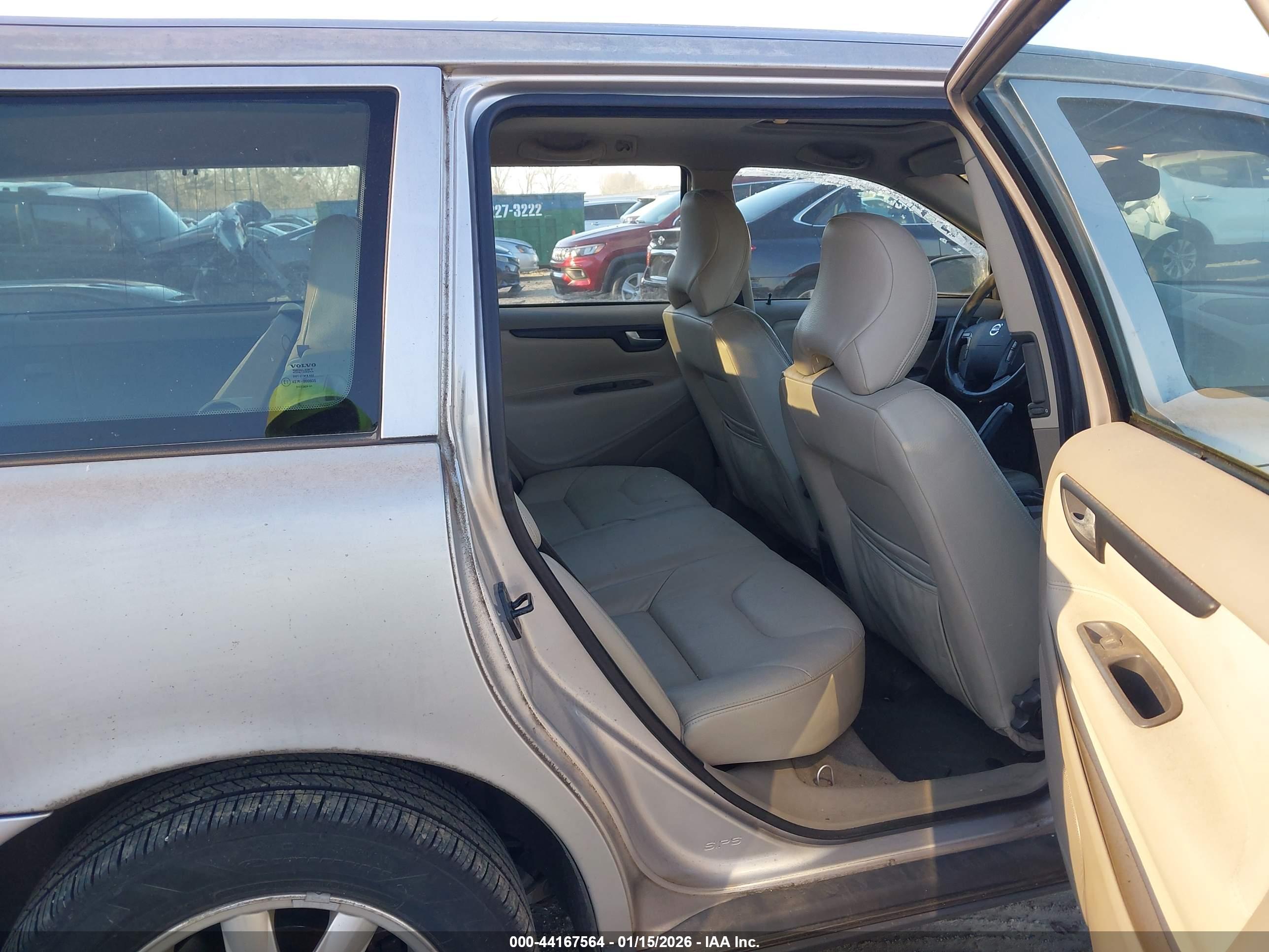 VOLVO V70 image 8