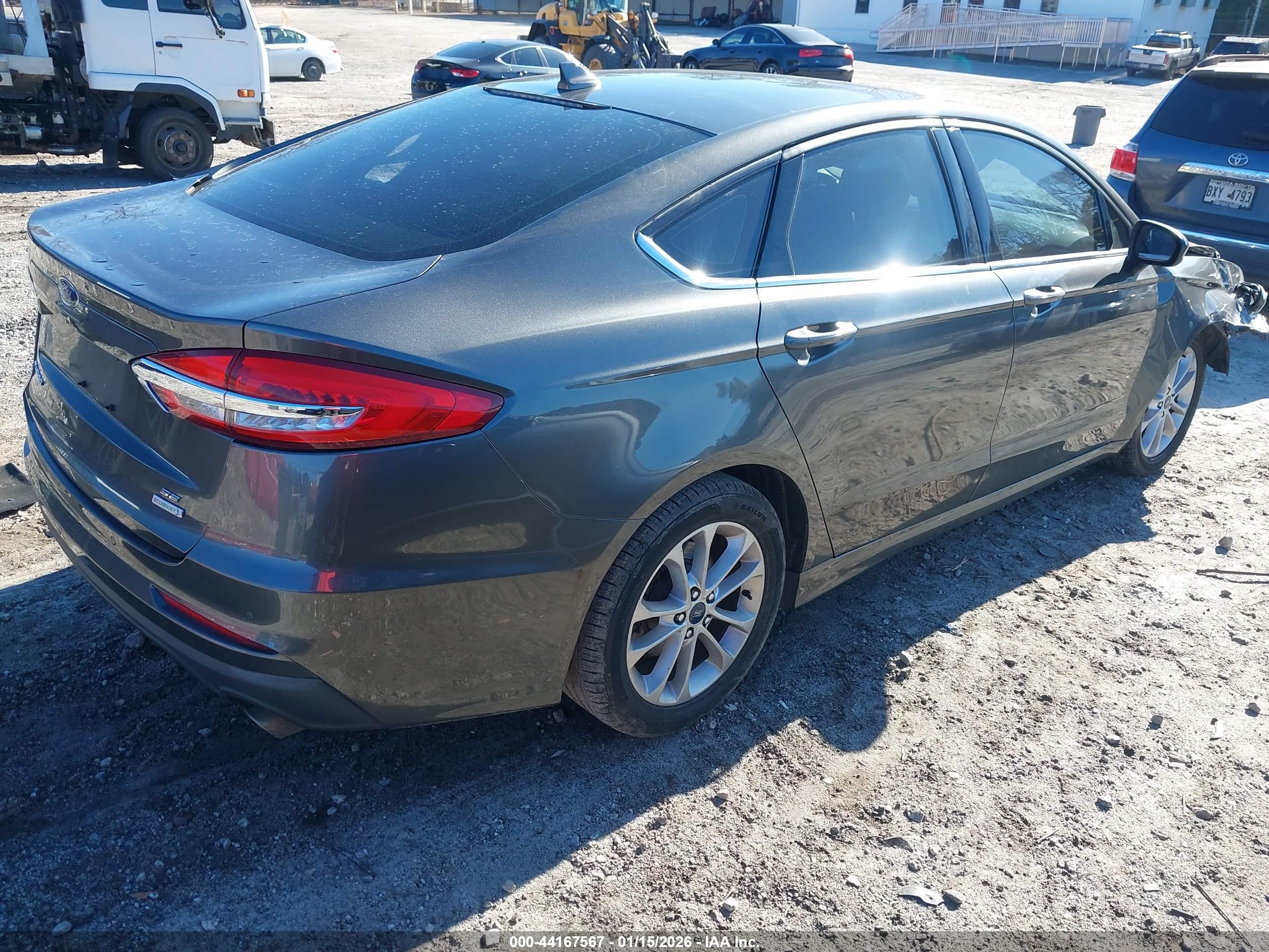 FORD FUSION image 4
