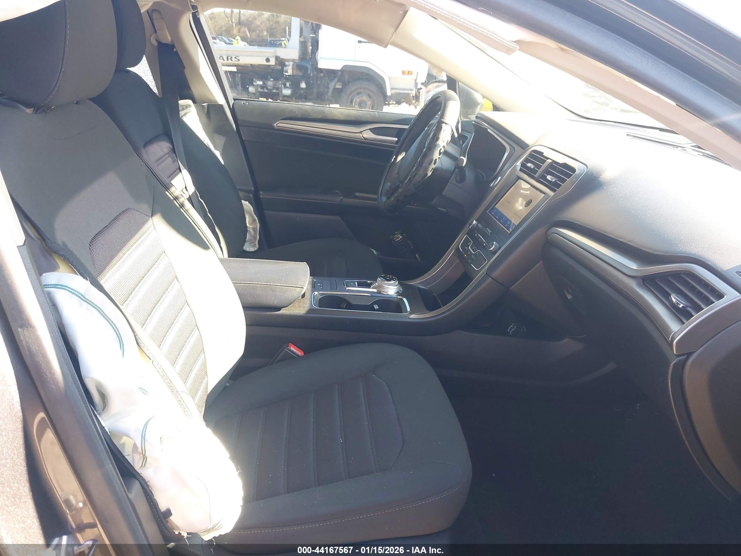 FORD FUSION image 5