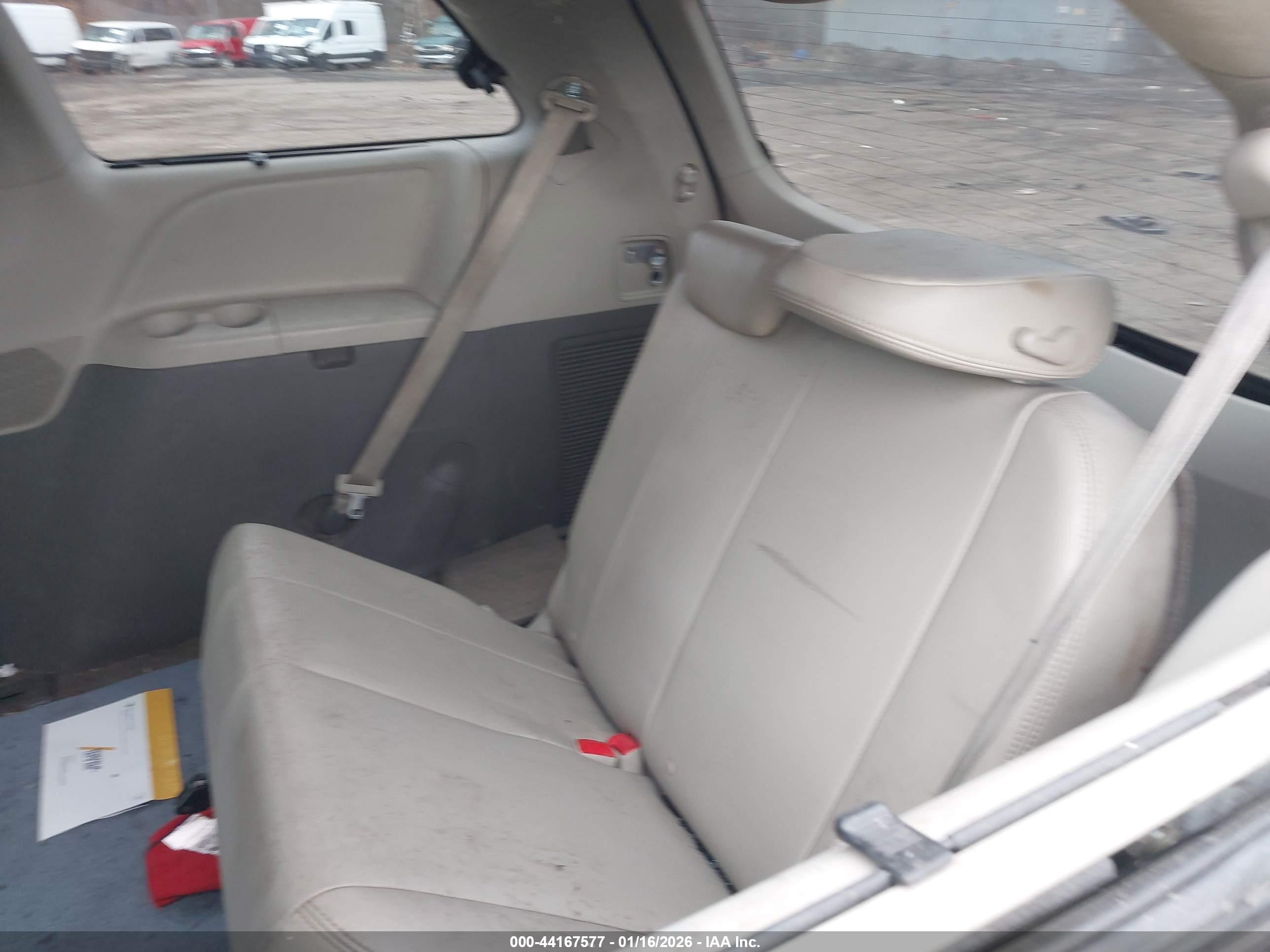 TOYOTA SIENNA image 8