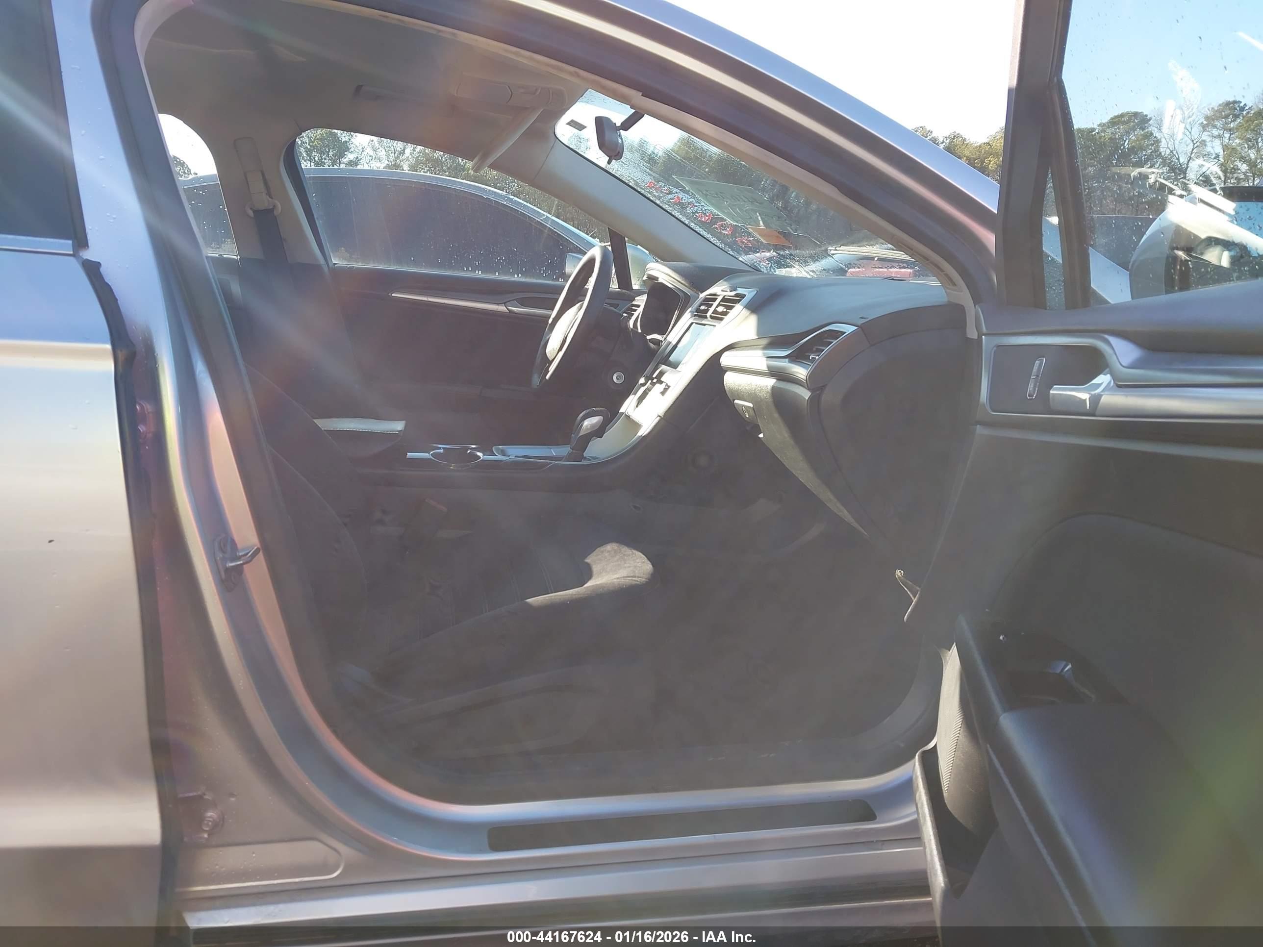 FORD FUSION image 5