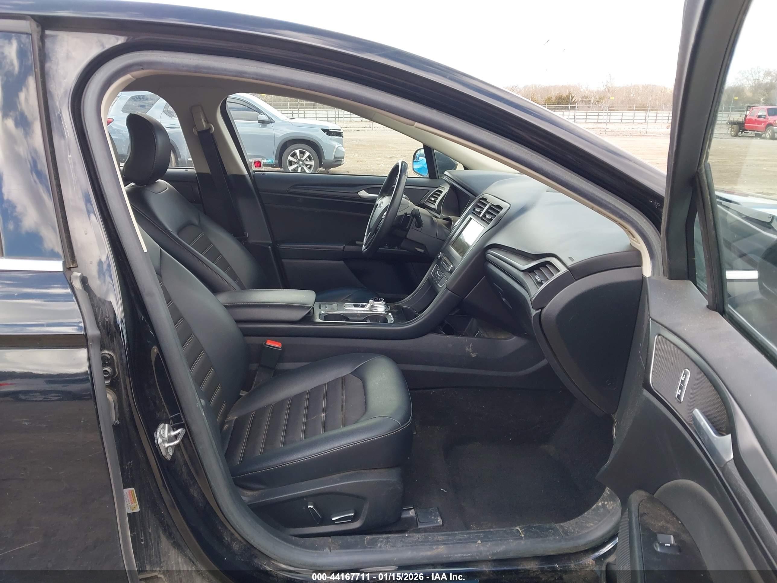 FORD FUSION image 5