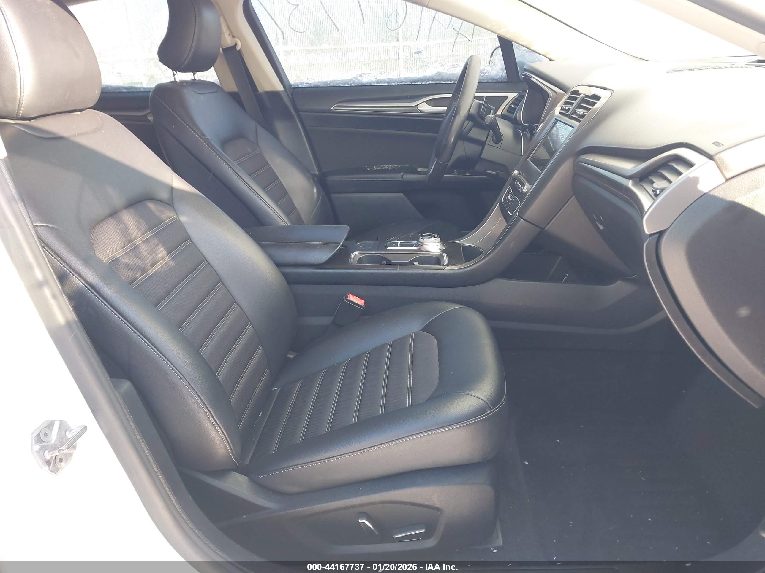 FORD FUSION image 5