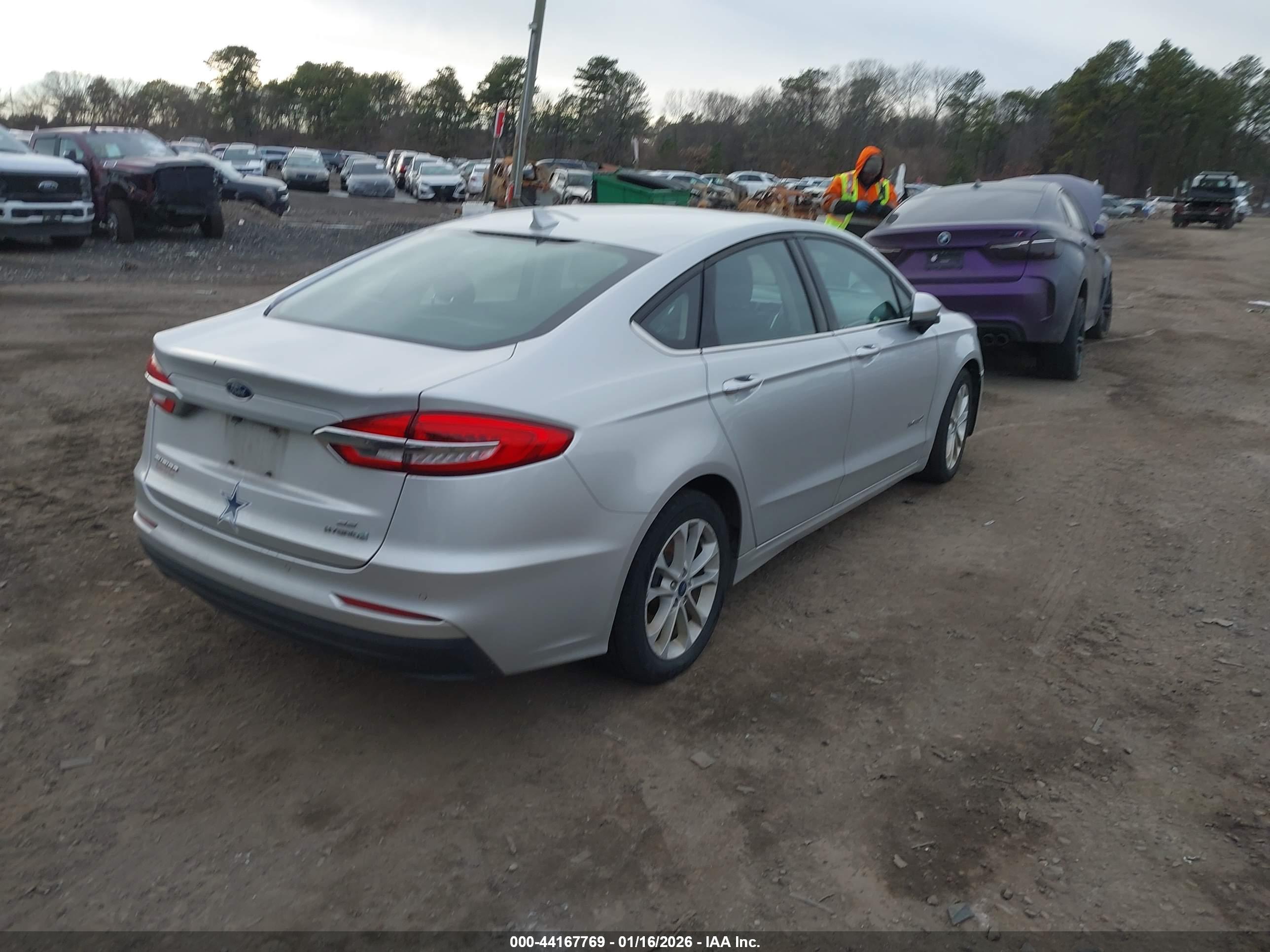 FORD FUSION image 4