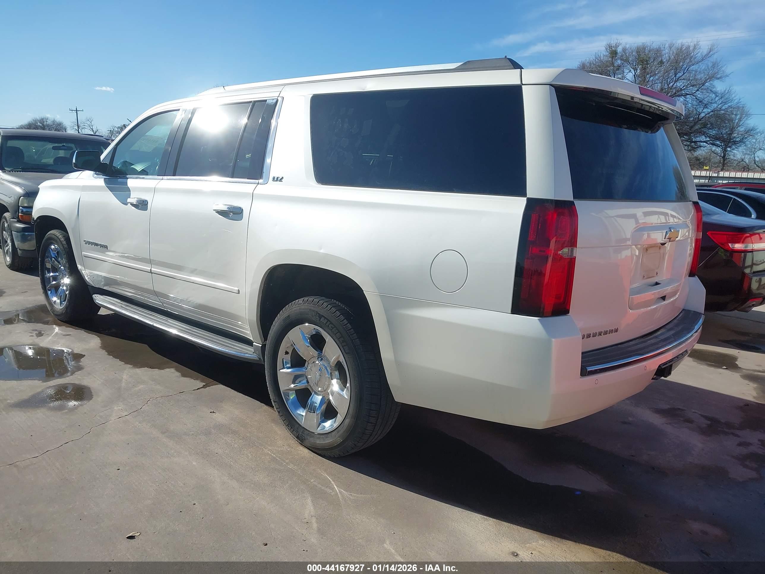 CHEVROLET SUBURBAN image 3