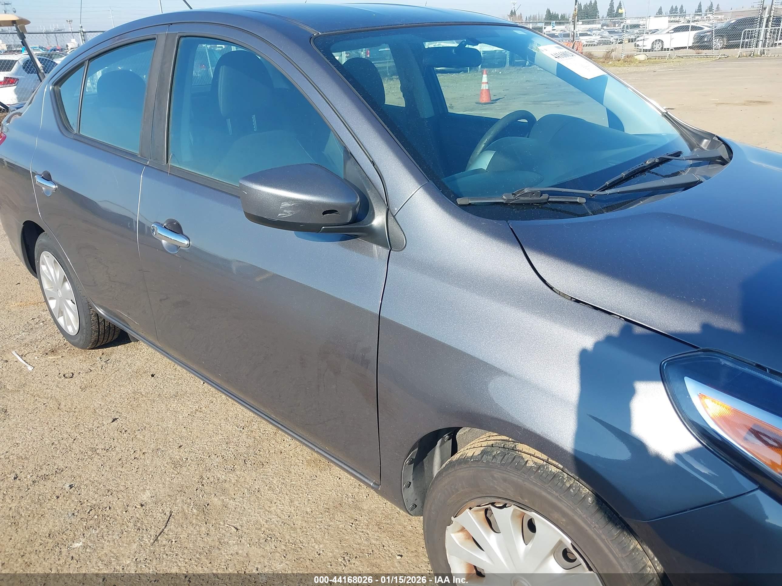 NISSAN VERSA image 6