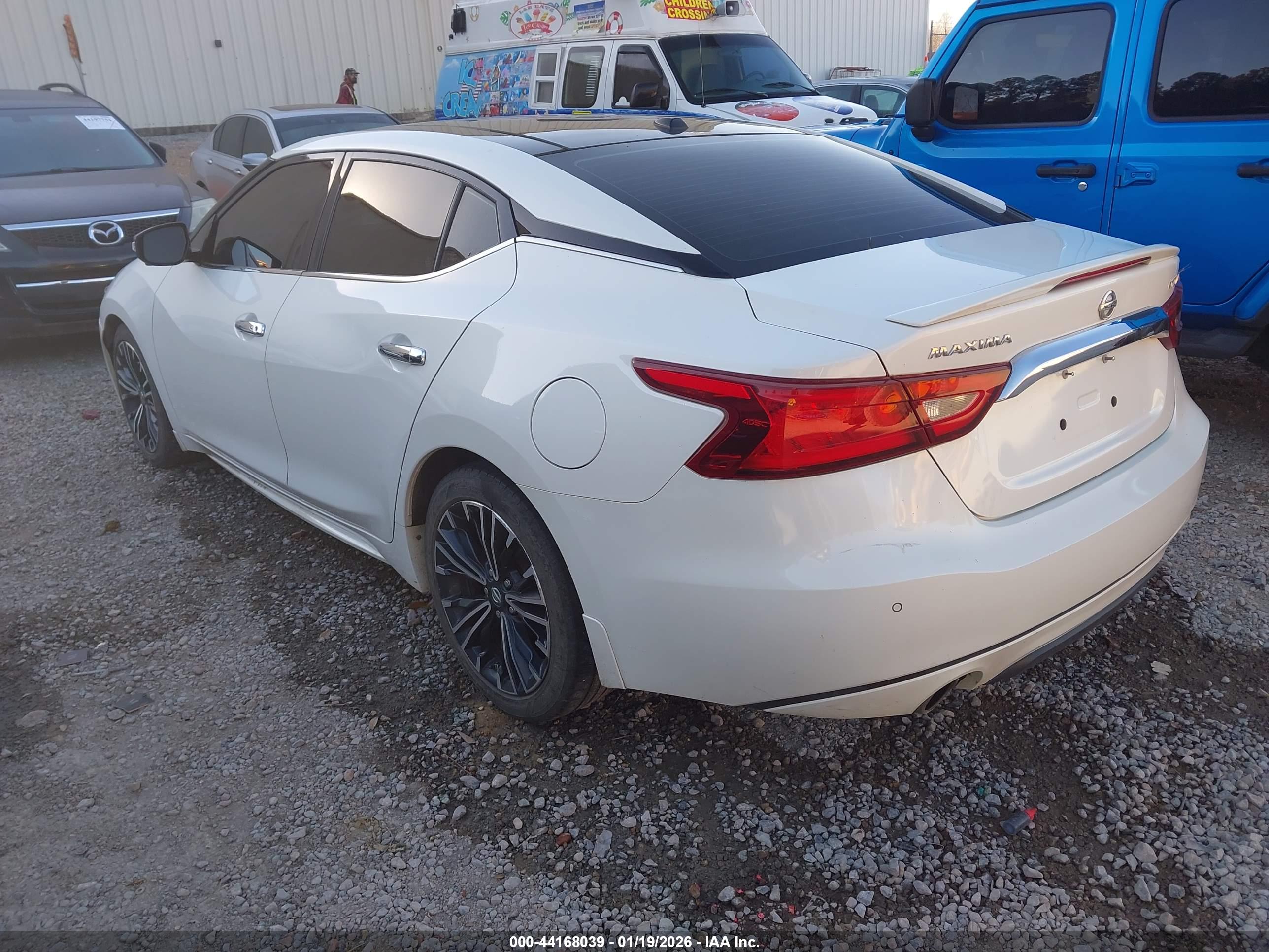NISSAN MAXIMA image 3