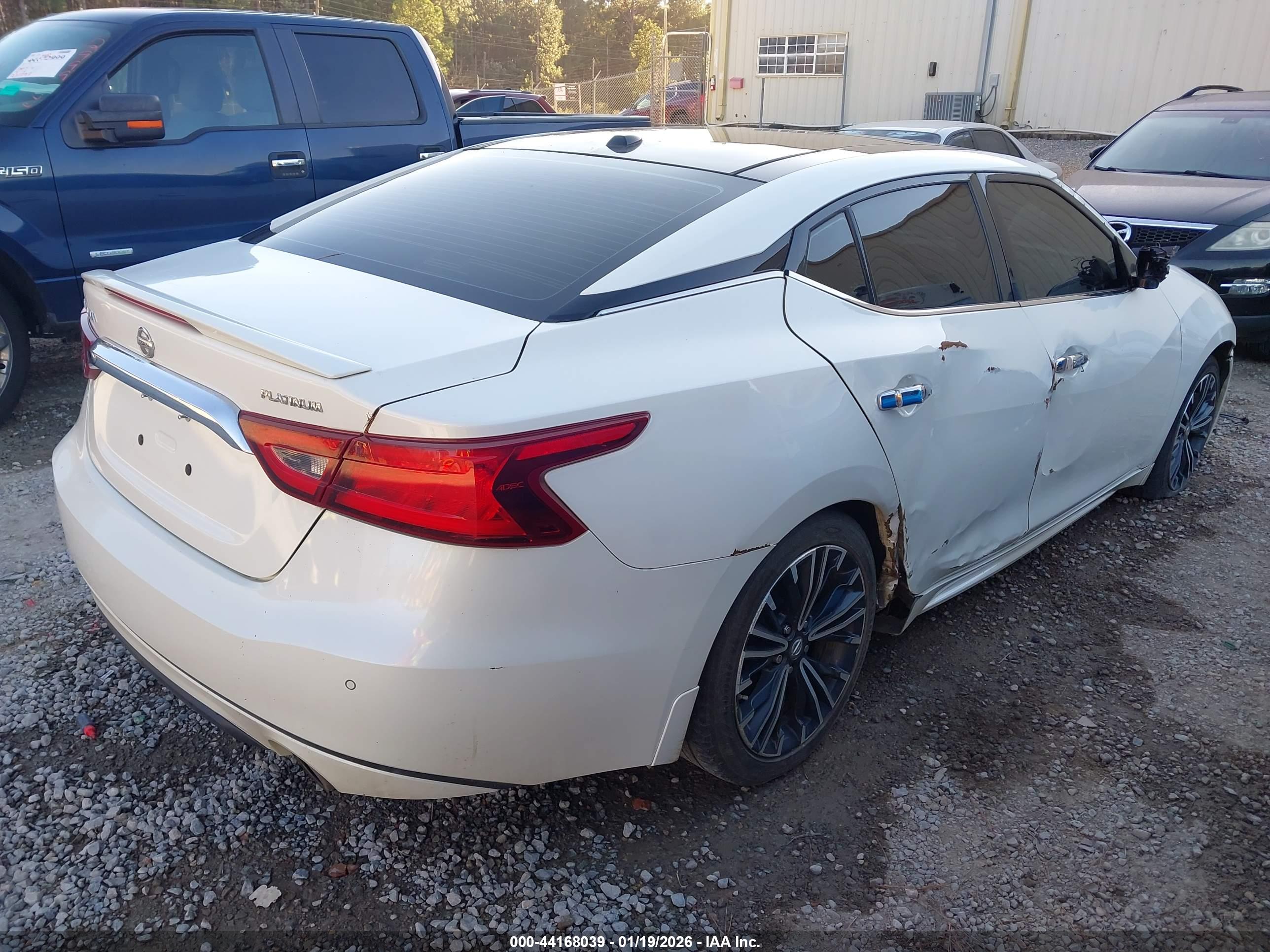 NISSAN MAXIMA image 4