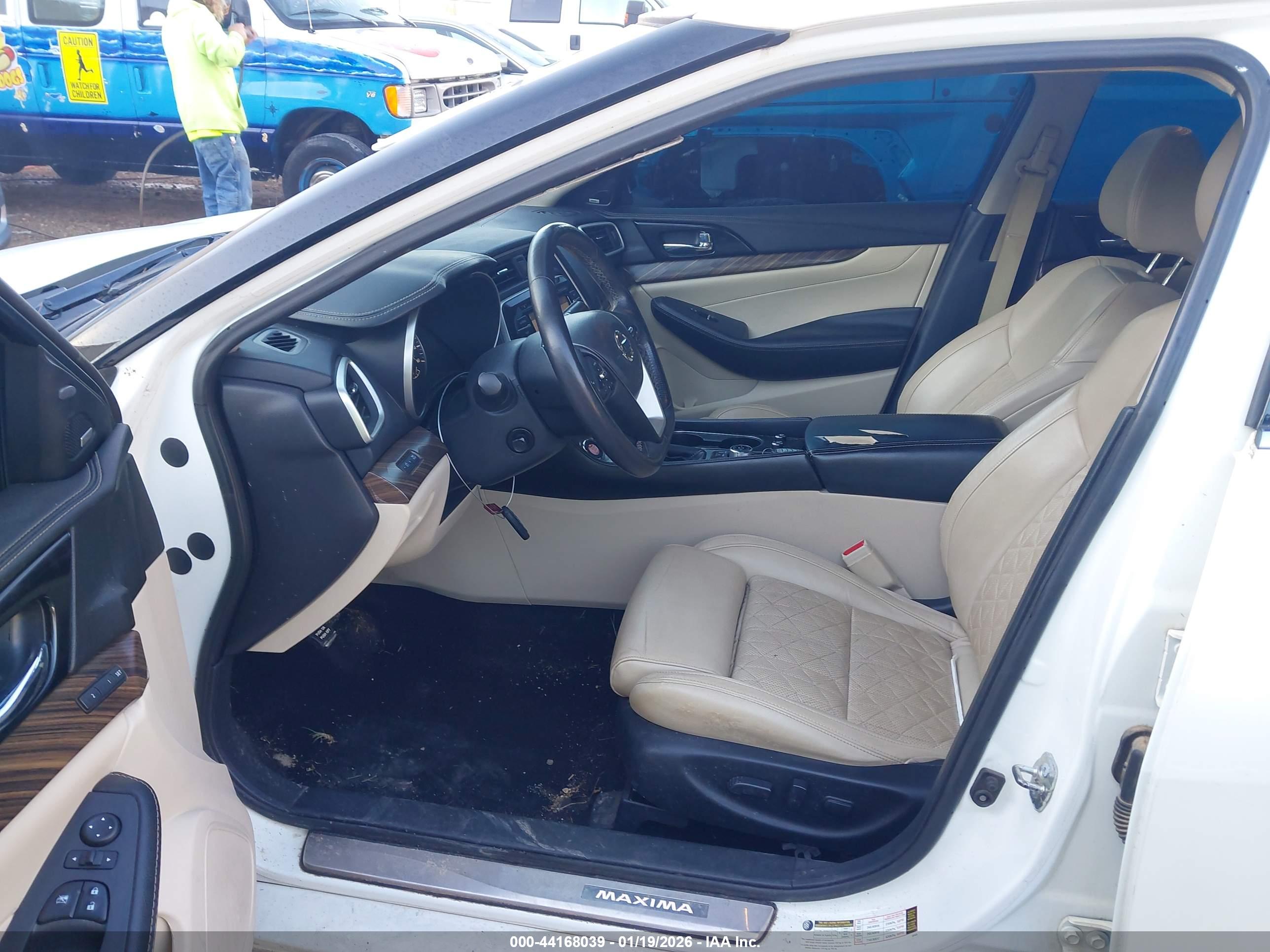 NISSAN MAXIMA image 5