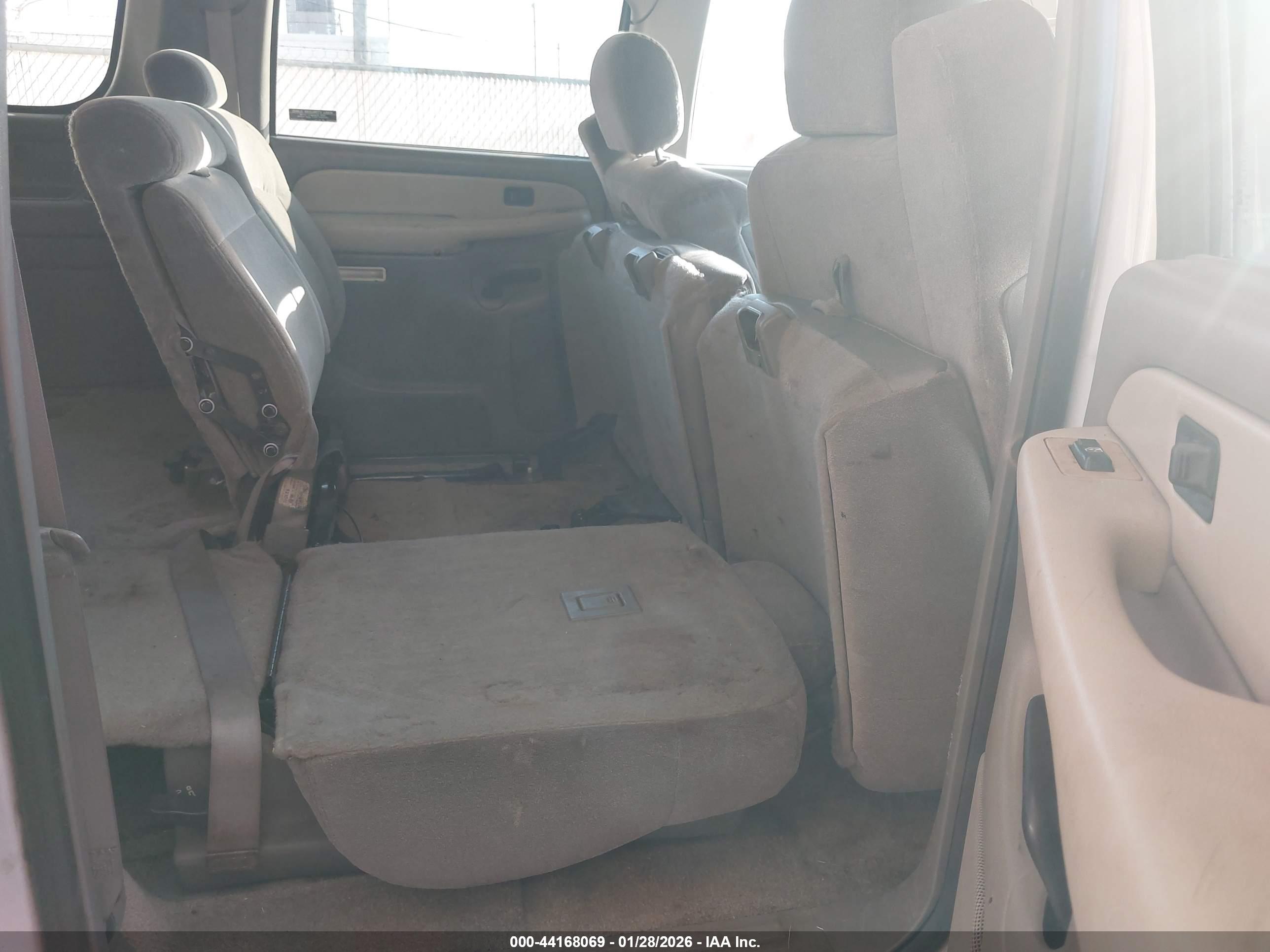 CHEVROLET SUBURBAN image 8