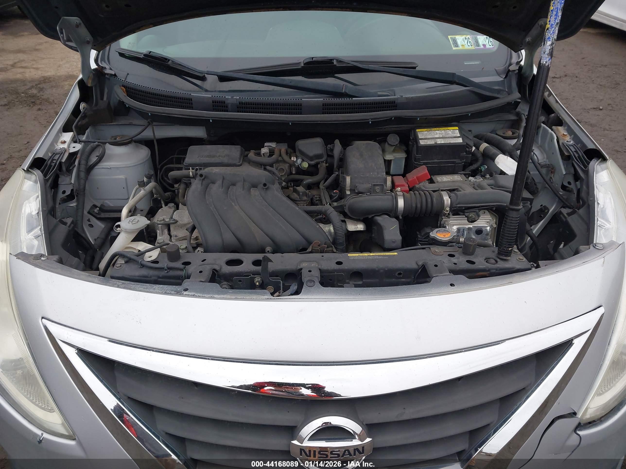 NISSAN VERSA image 10