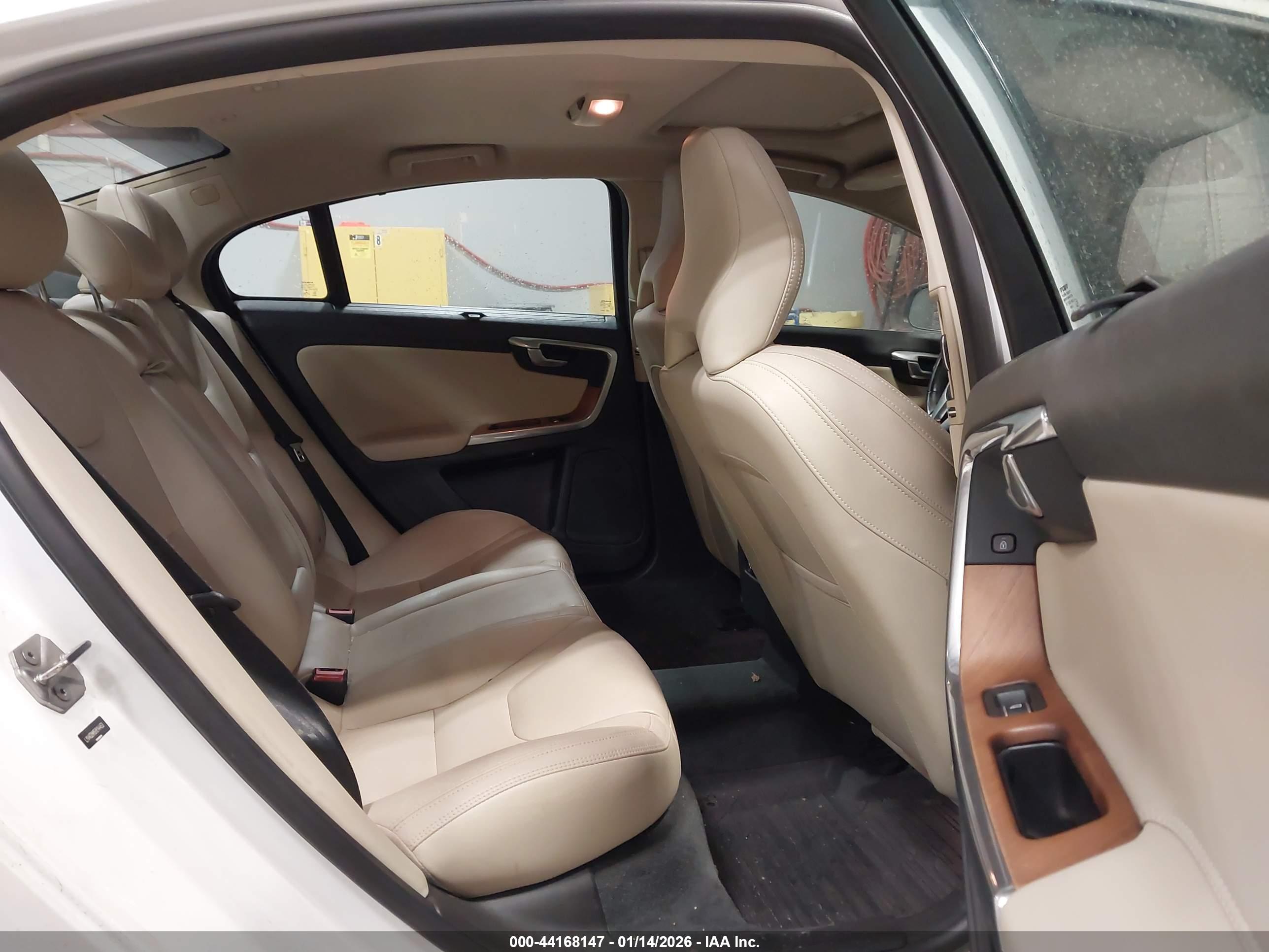 VOLVO S60 image 8