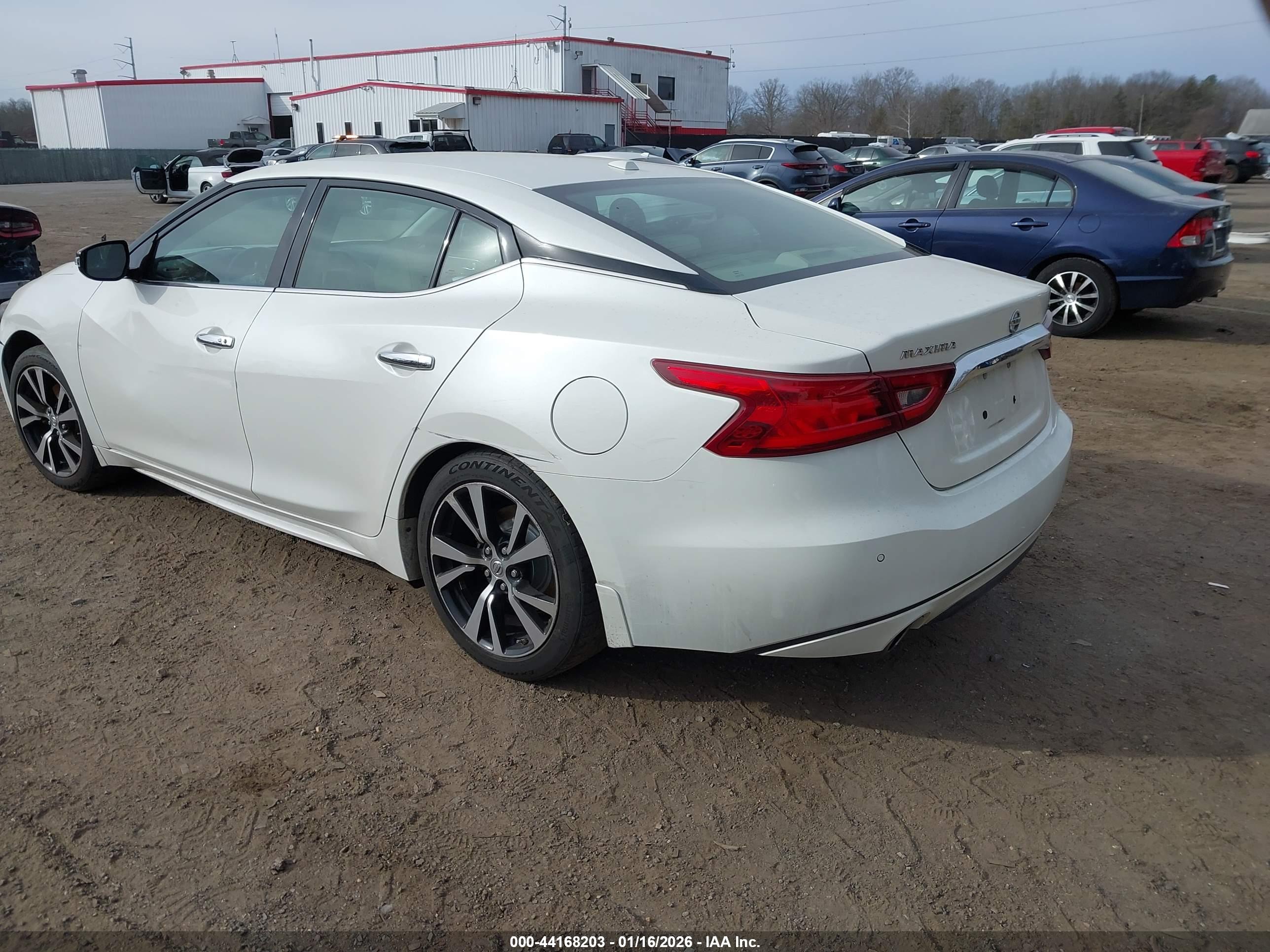 NISSAN MAXIMA image 3