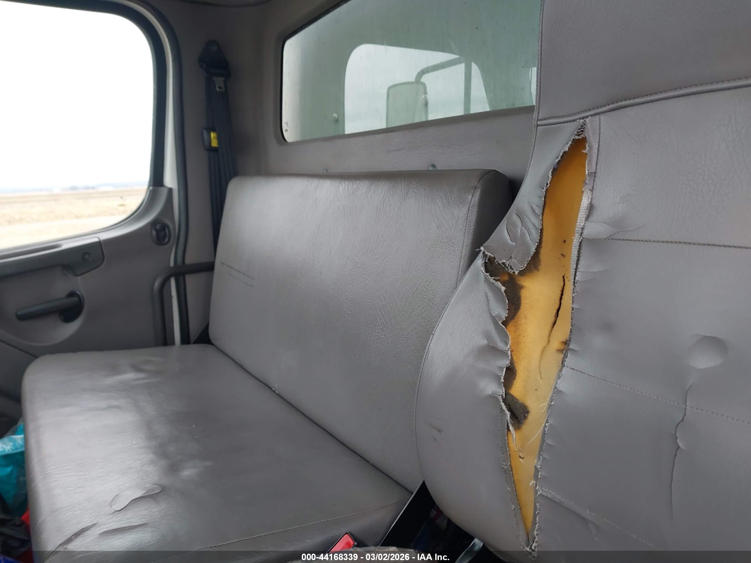FREIGHTLINER M2 image 8