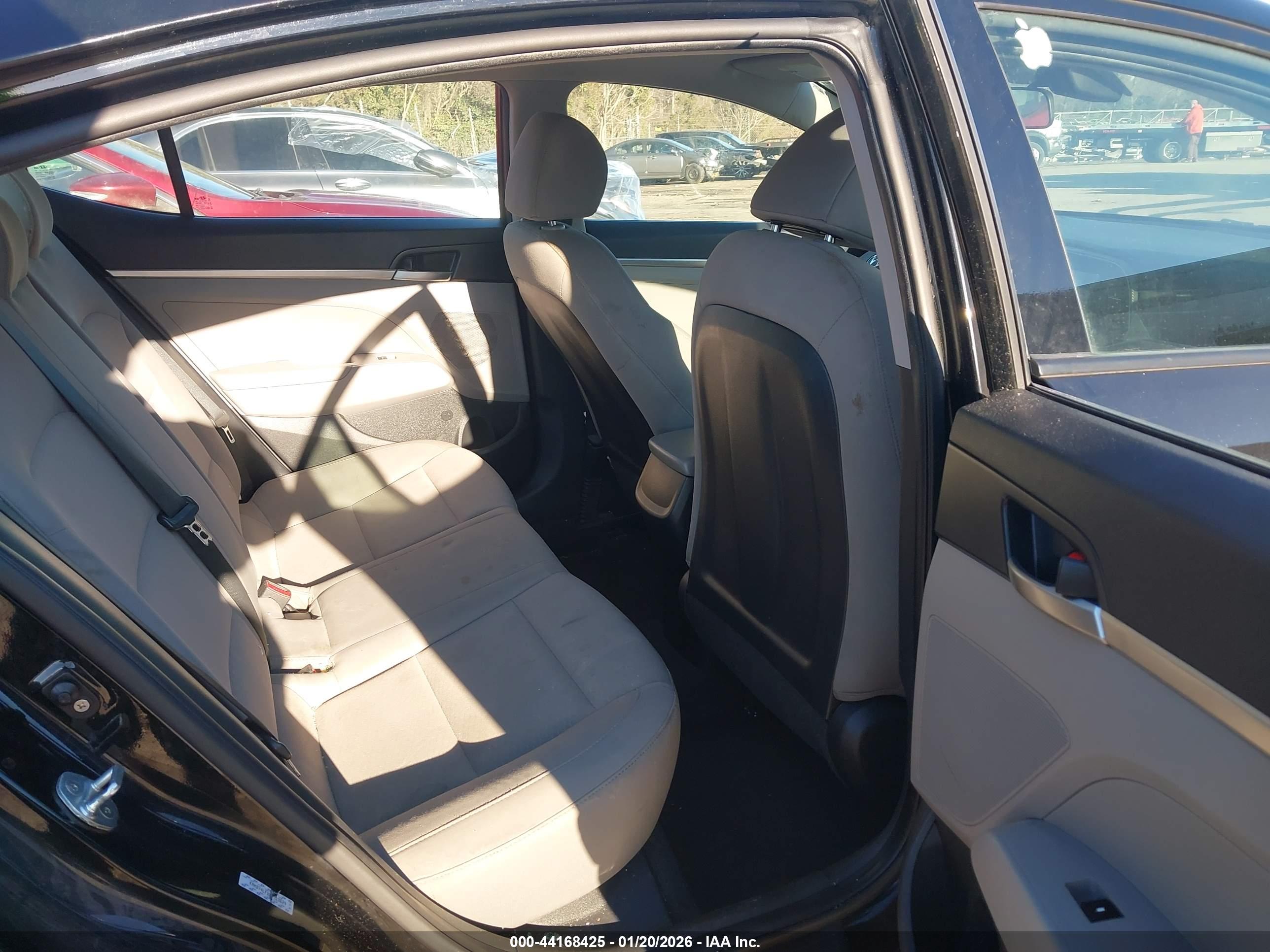 HYUNDAI ELANTRA image 8