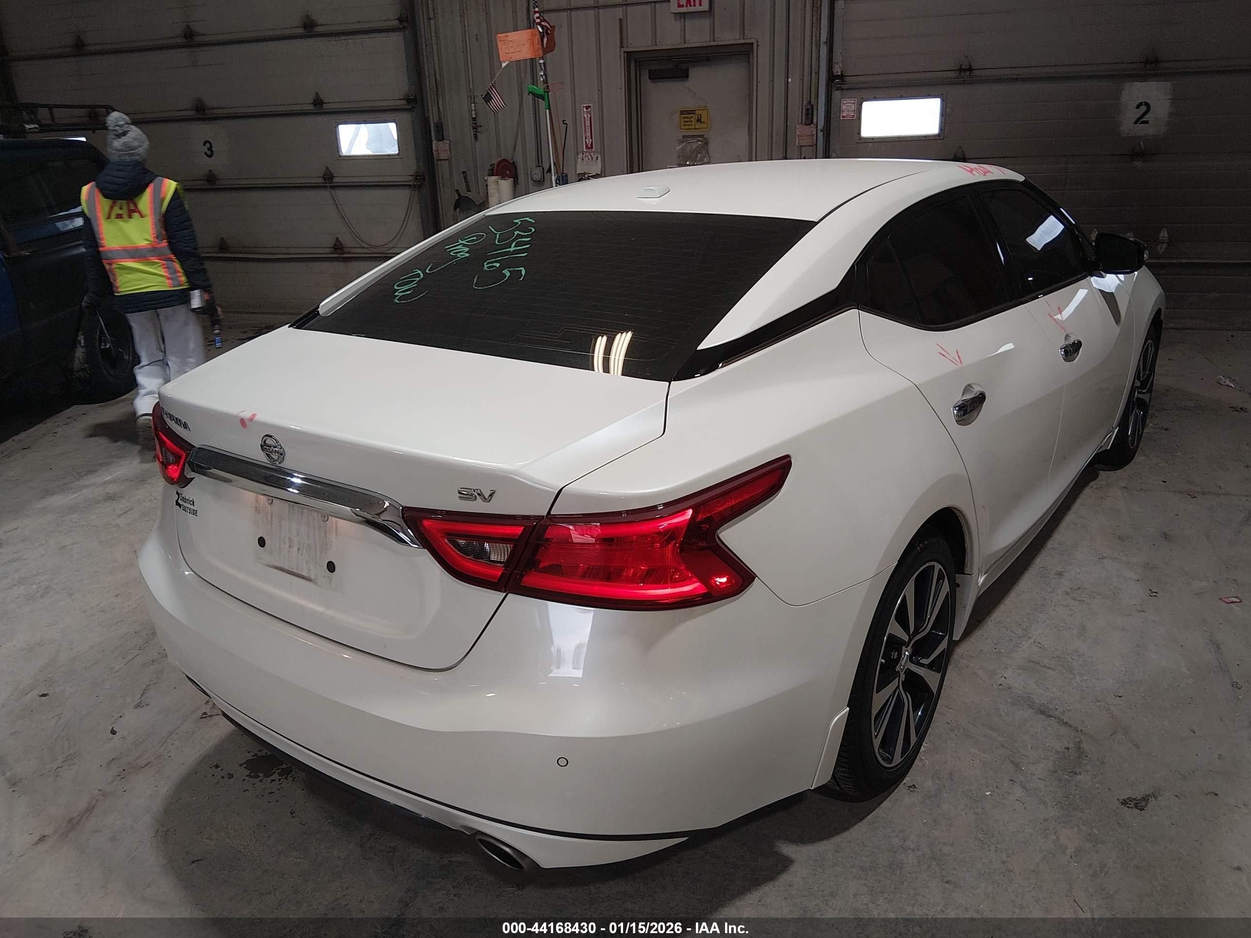 NISSAN MAXIMA image 4