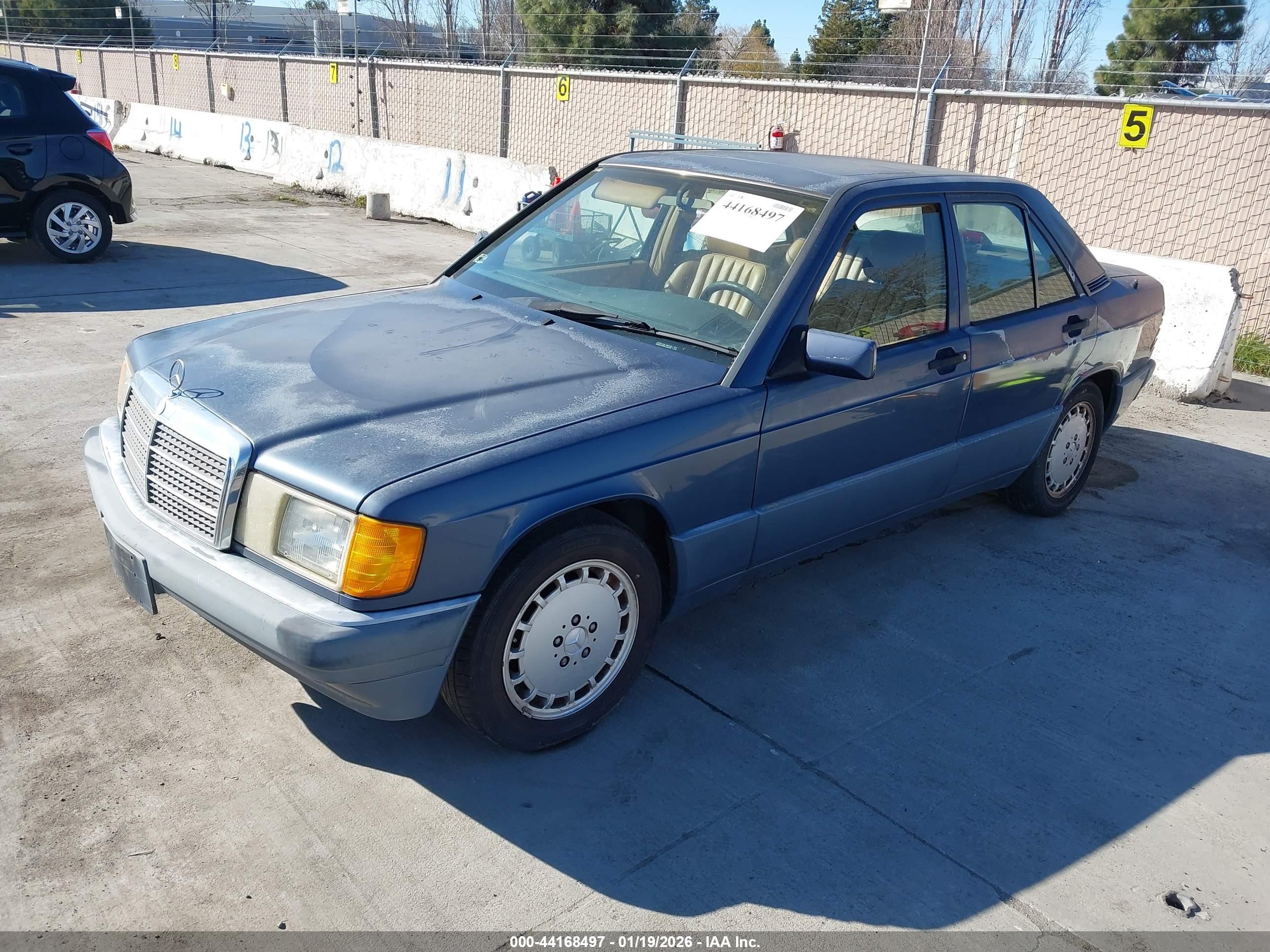 MERCEDES-BENZ 190 image 2