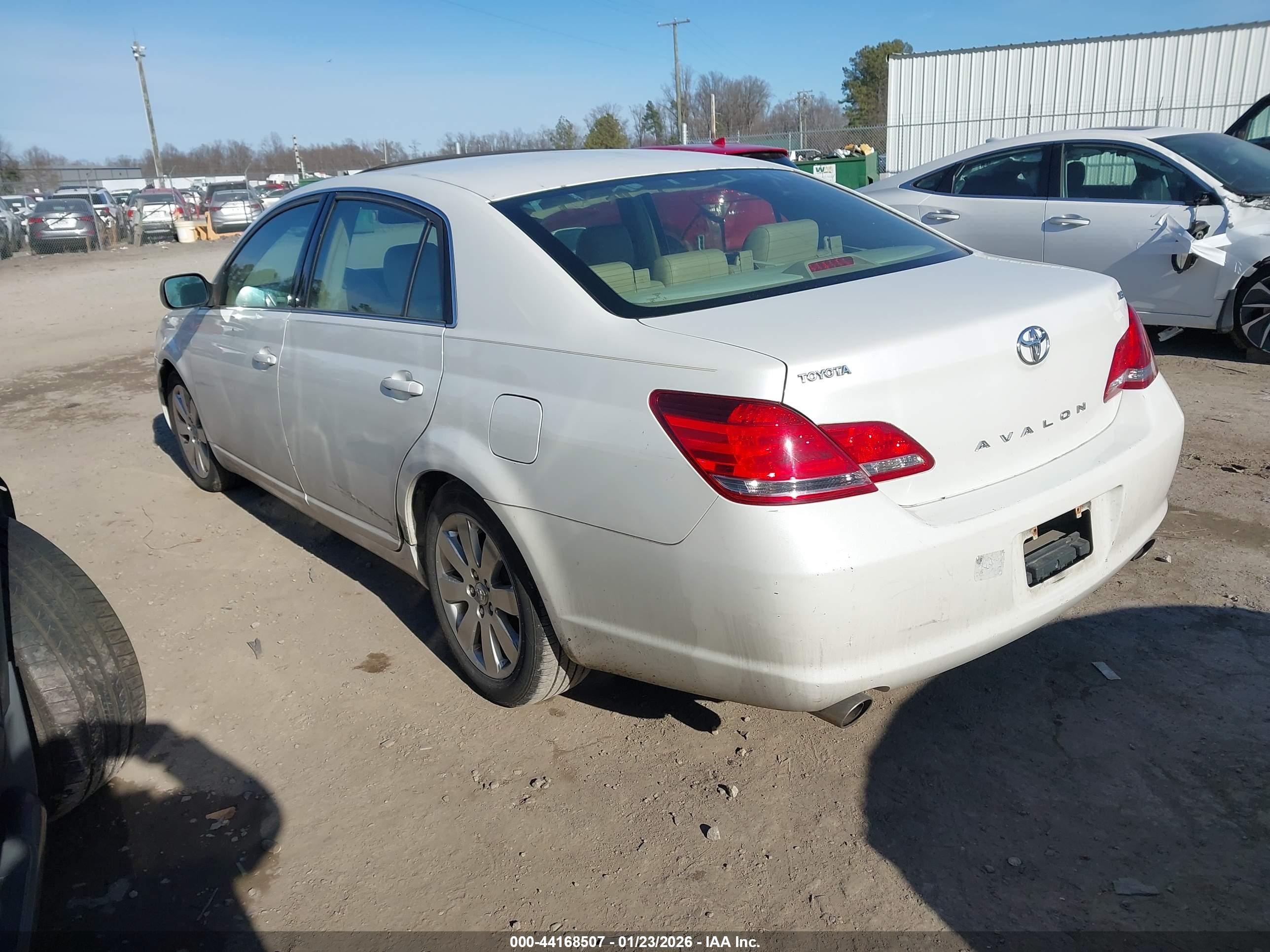TOYOTA AVALON image 3