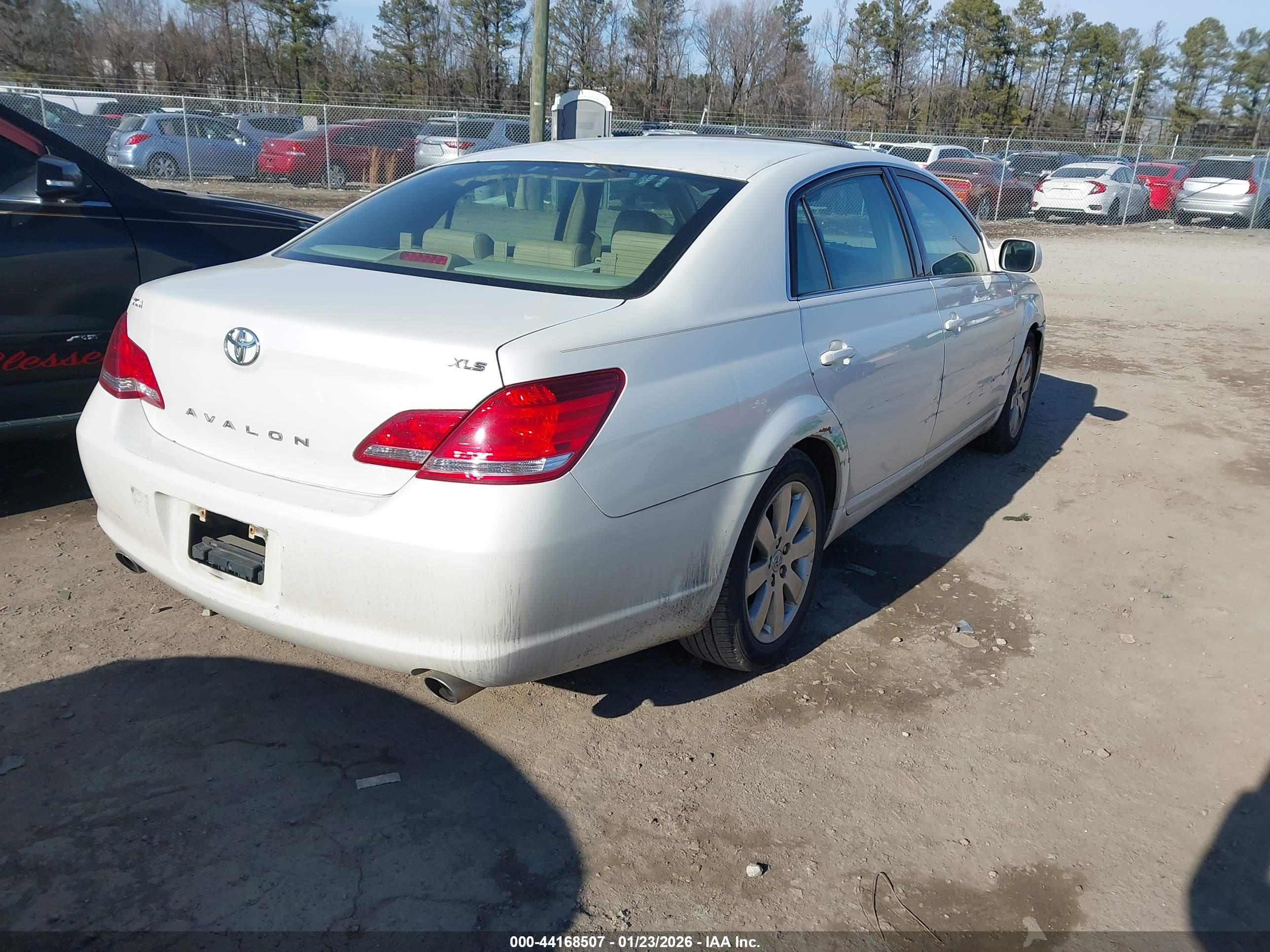 TOYOTA AVALON image 4