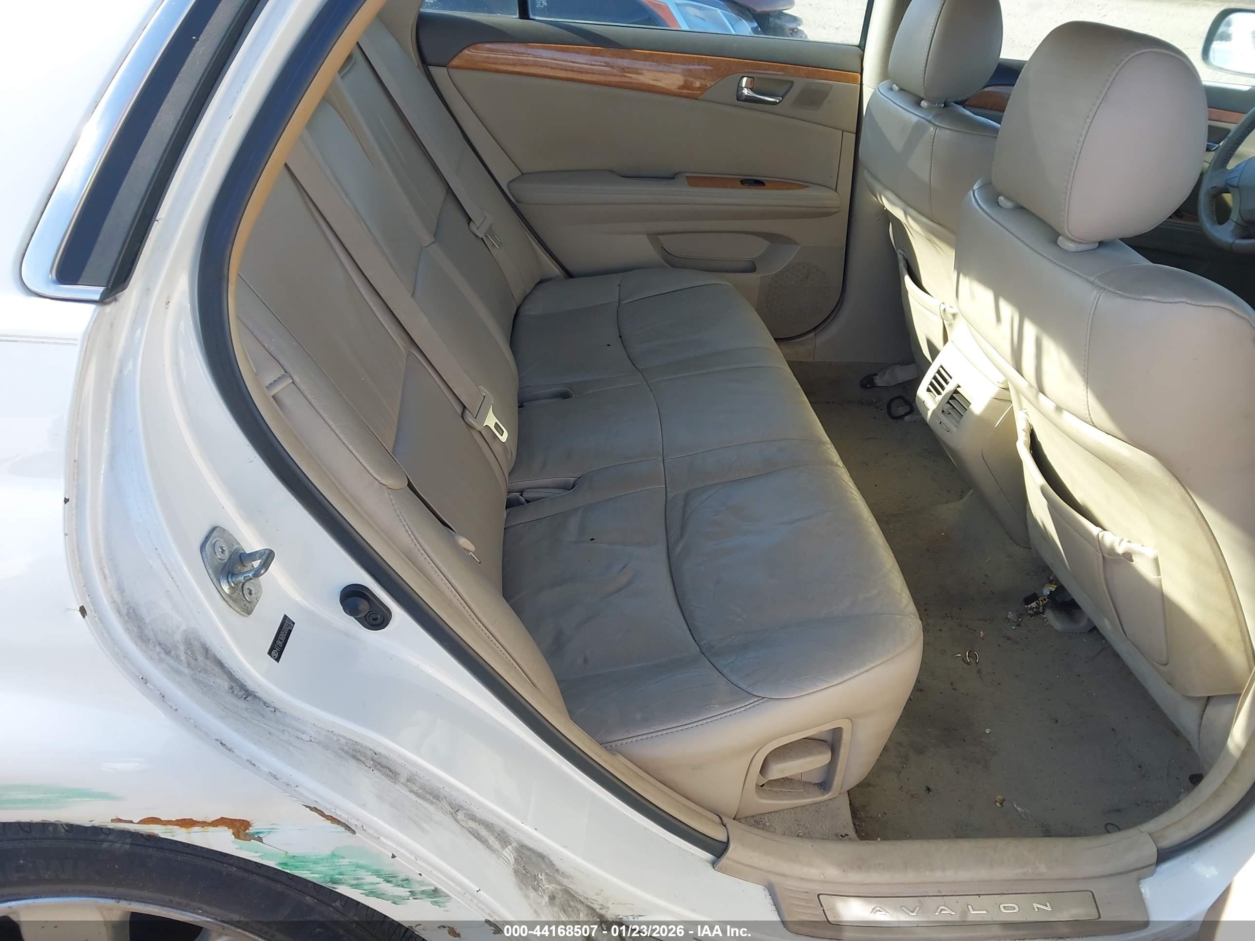 TOYOTA AVALON image 8