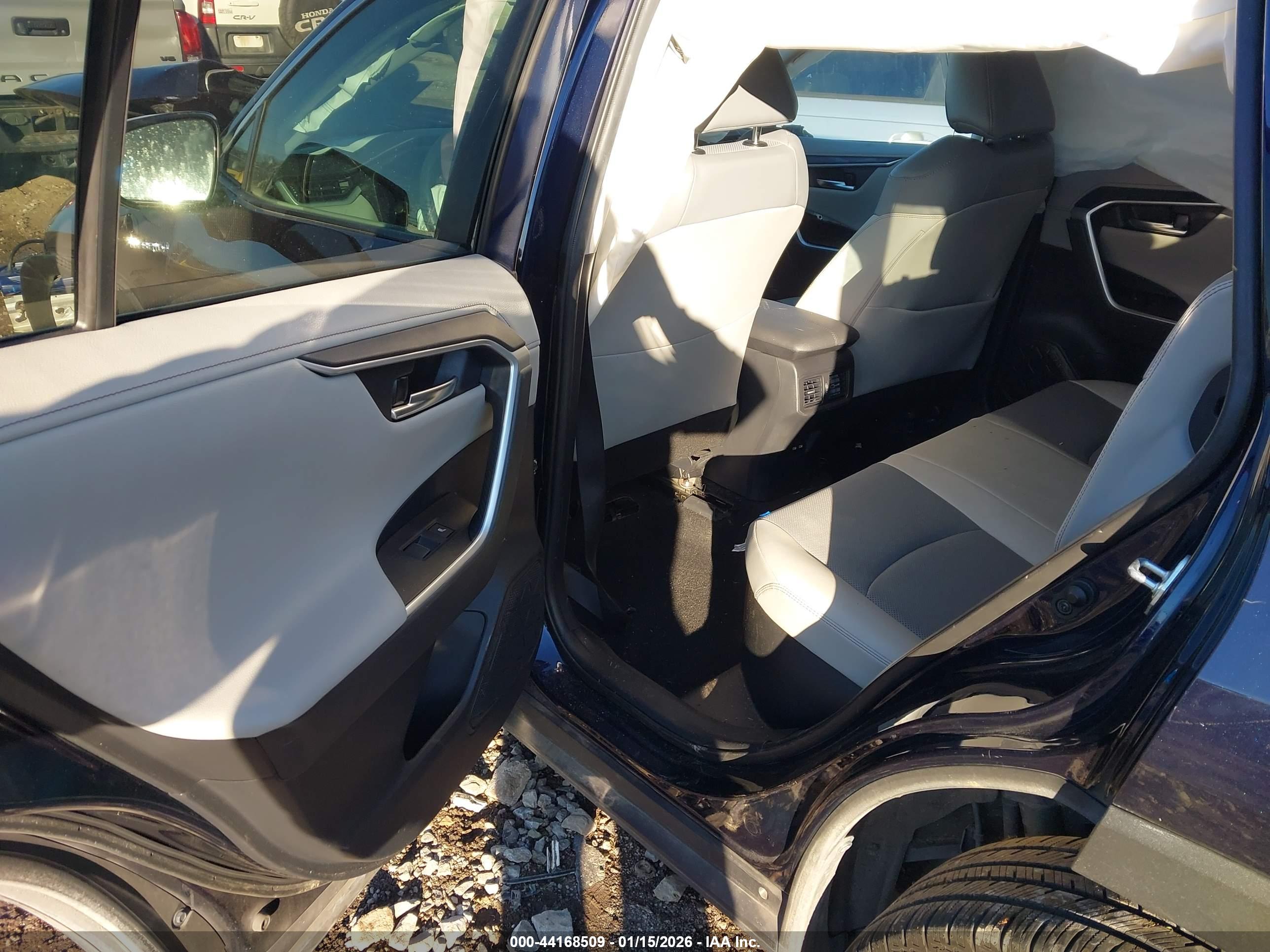 TOYOTA RAV4 image 8