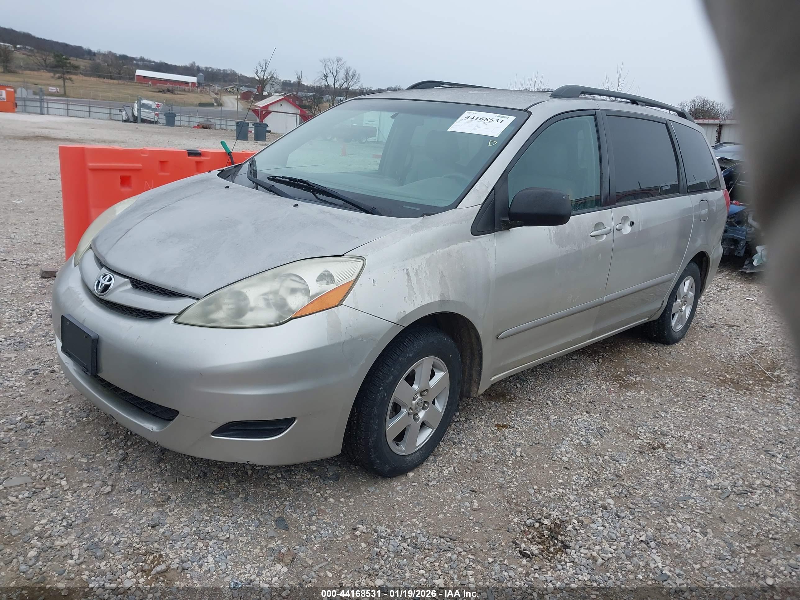 TOYOTA SIENNA image 2