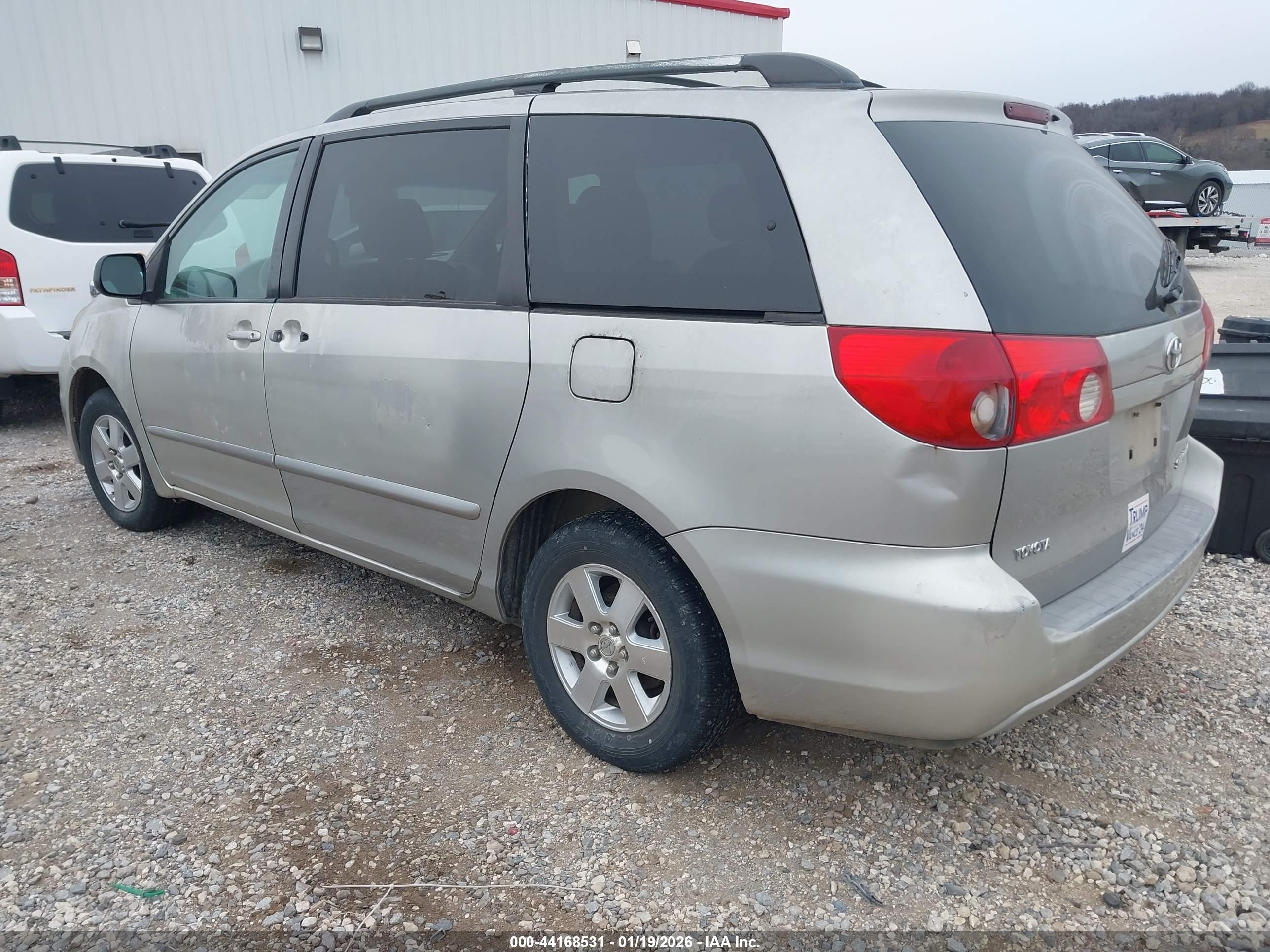 TOYOTA SIENNA image 3