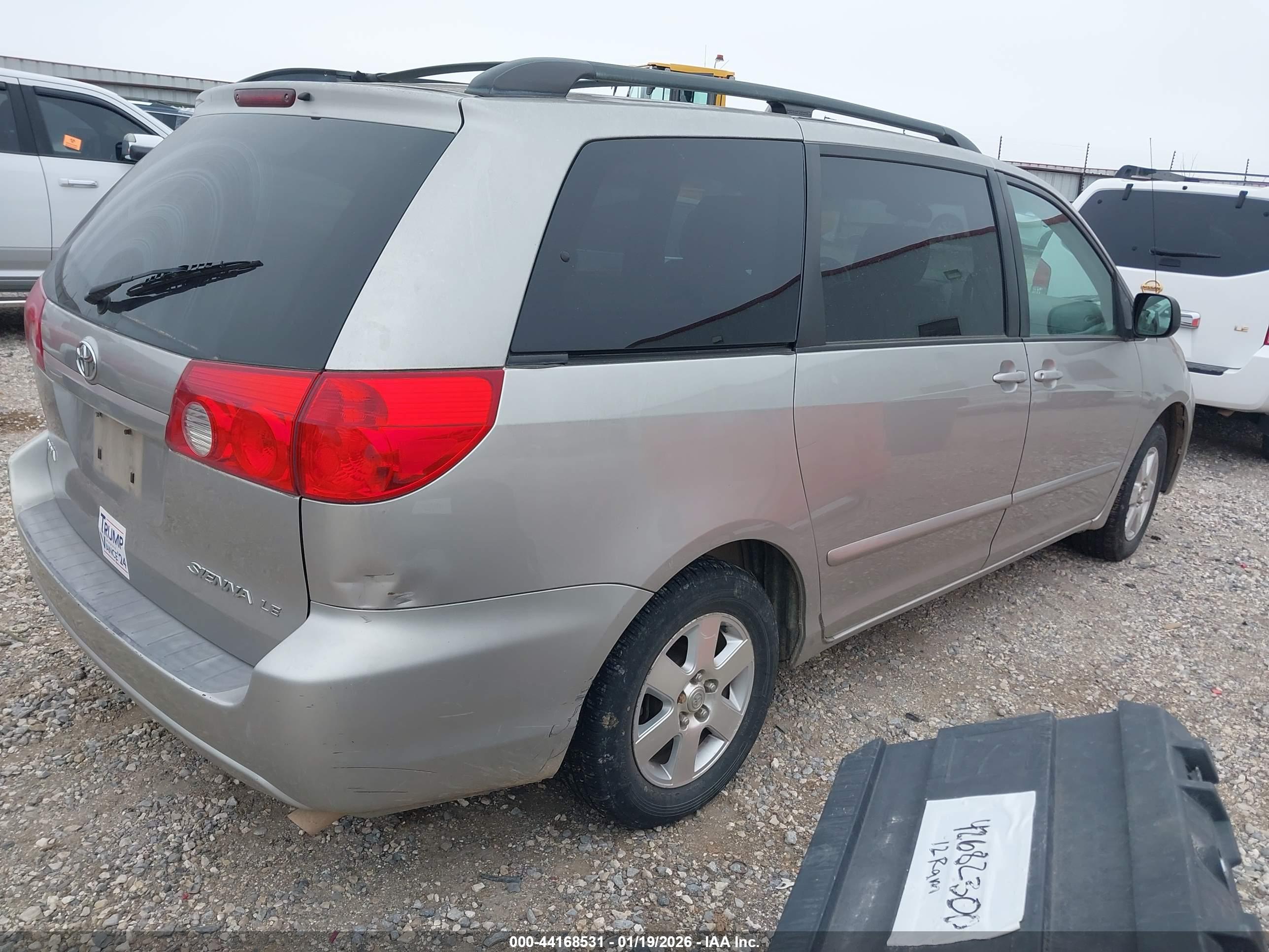 TOYOTA SIENNA image 4