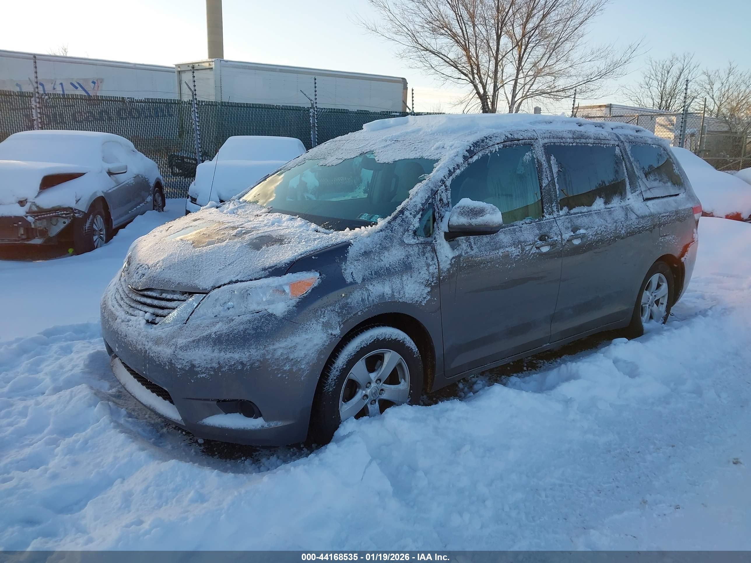 TOYOTA SIENNA image 2