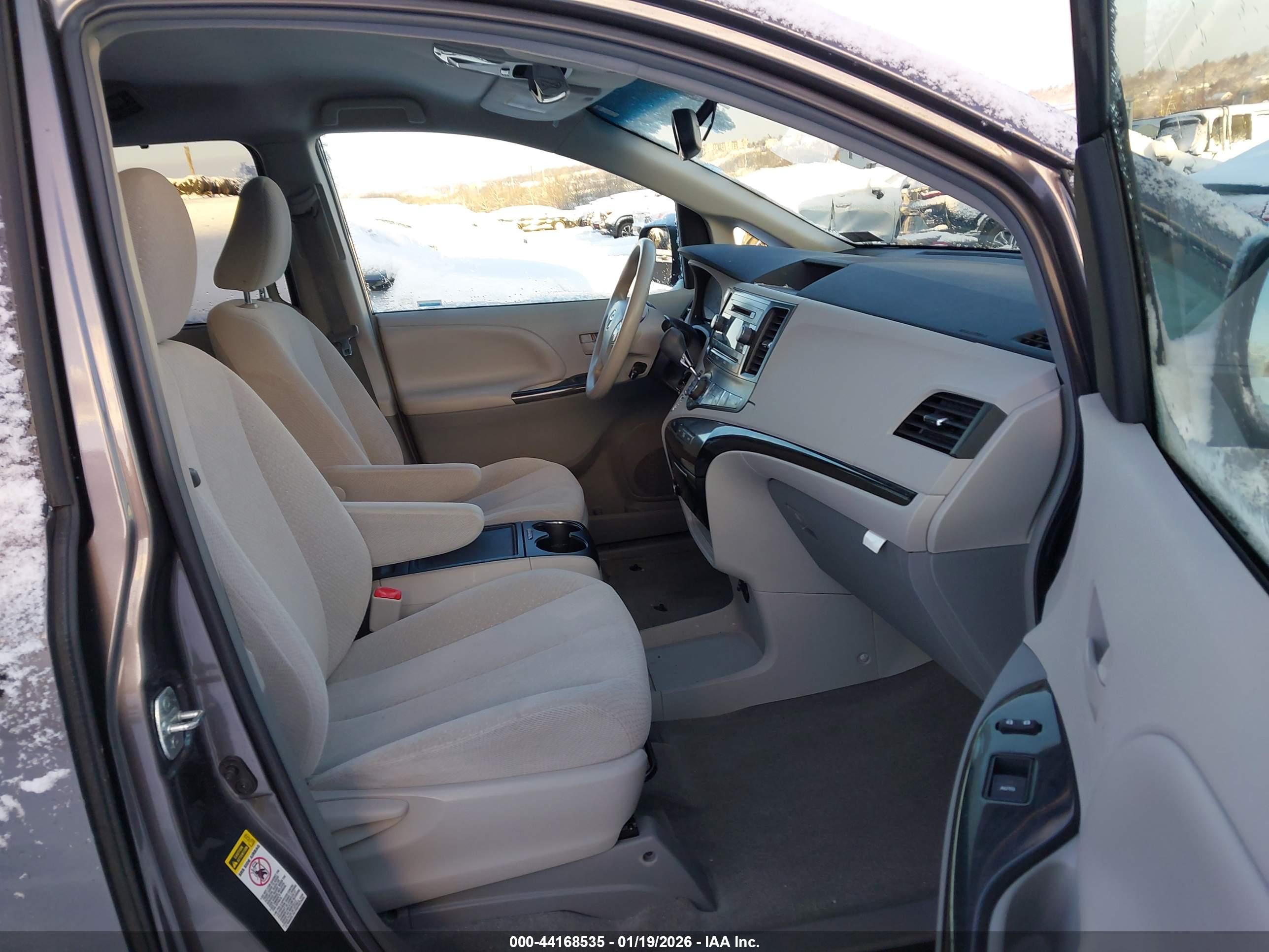 TOYOTA SIENNA image 5