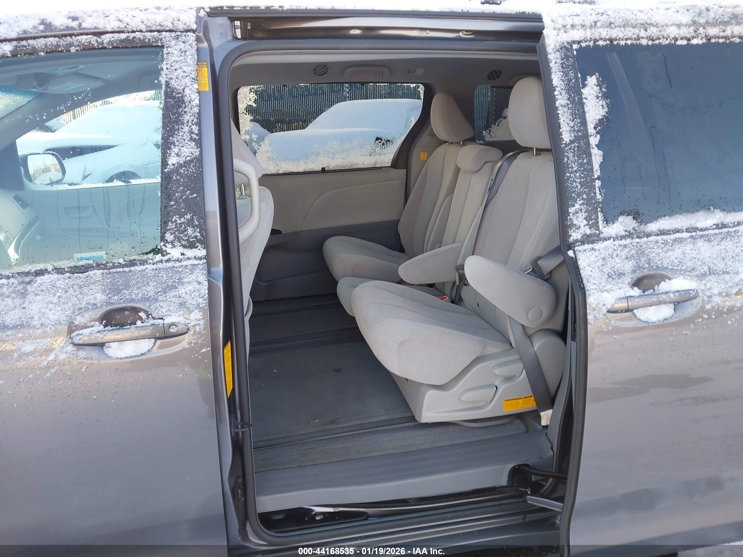 TOYOTA SIENNA image 8