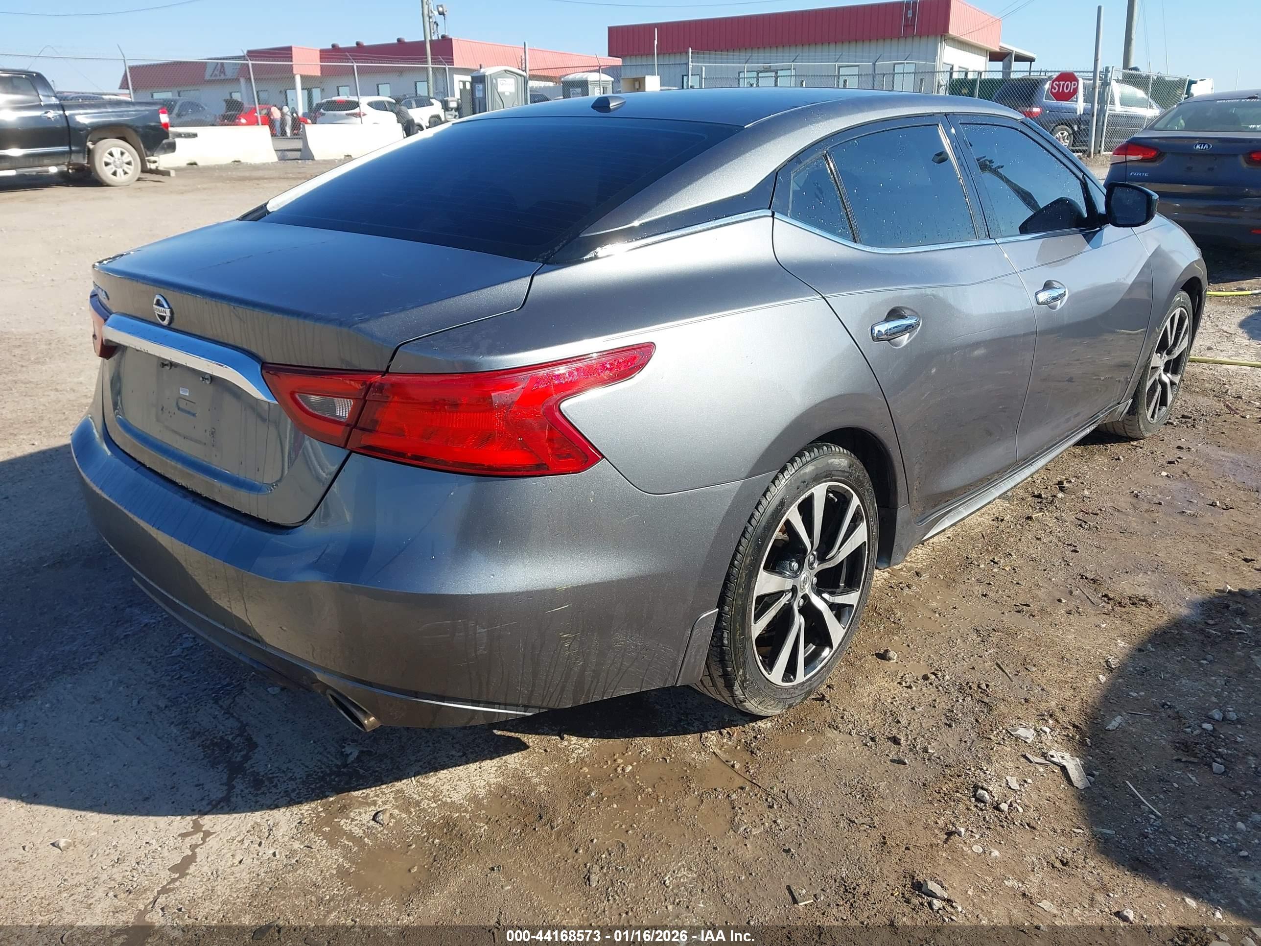 NISSAN MAXIMA image 4