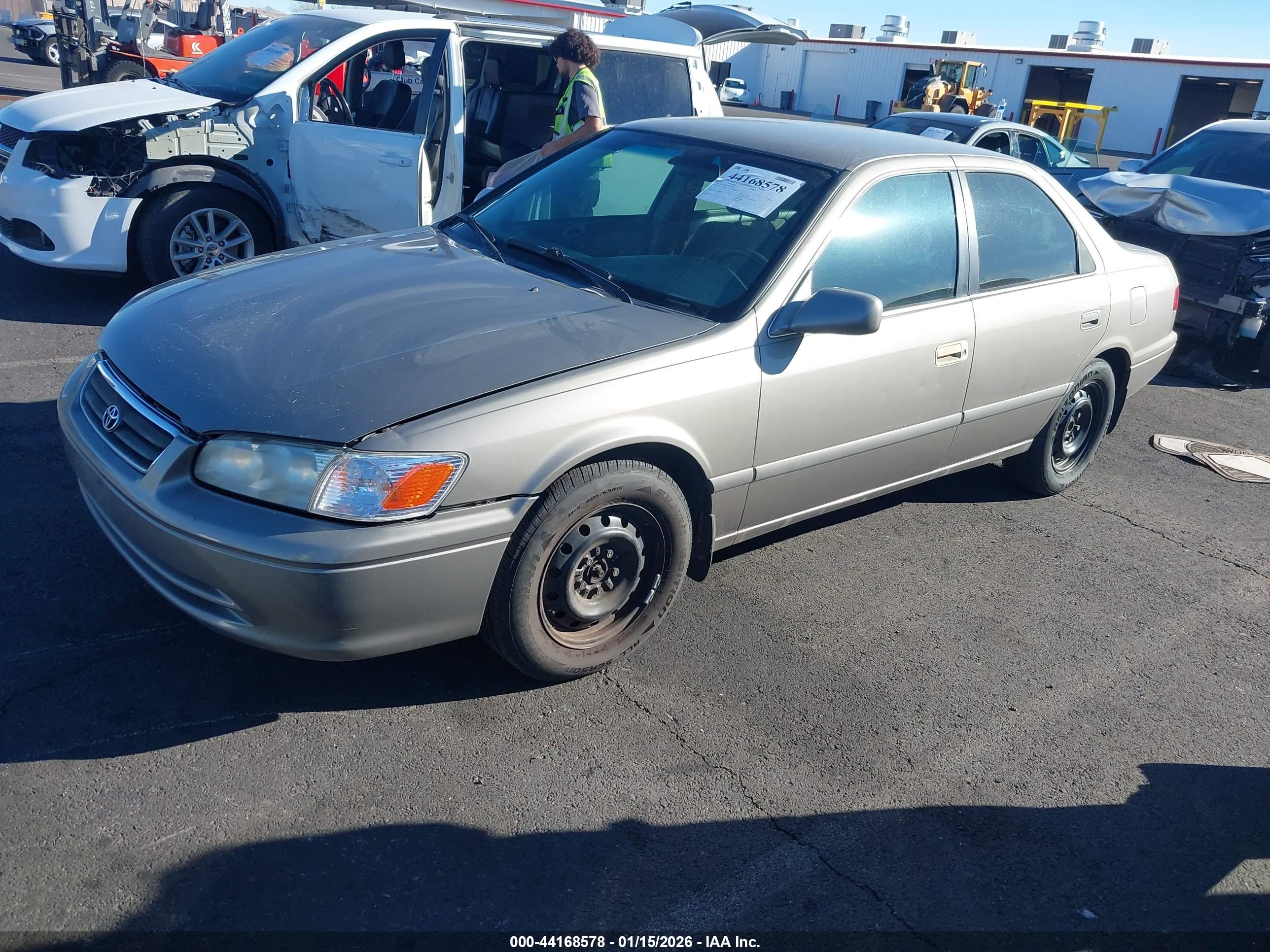 TOYOTA CAMRY image 2