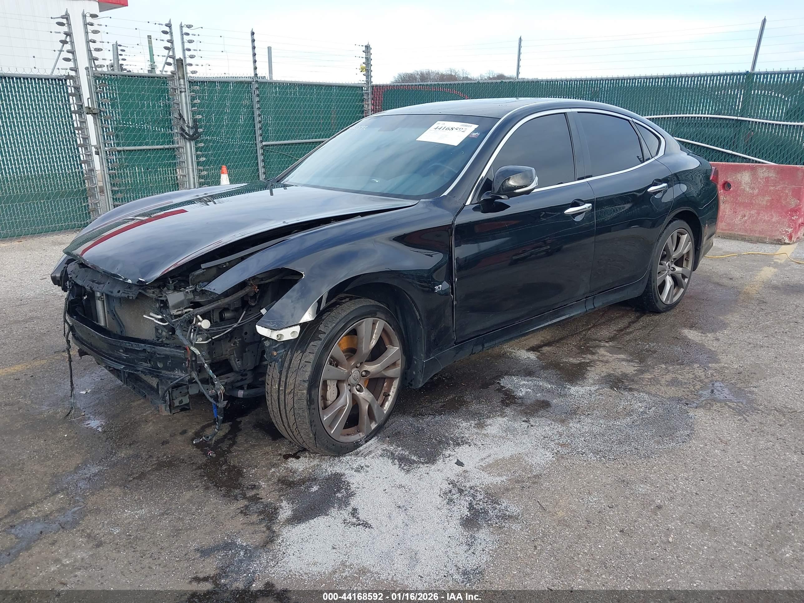 INFINITI Q70 image 2
