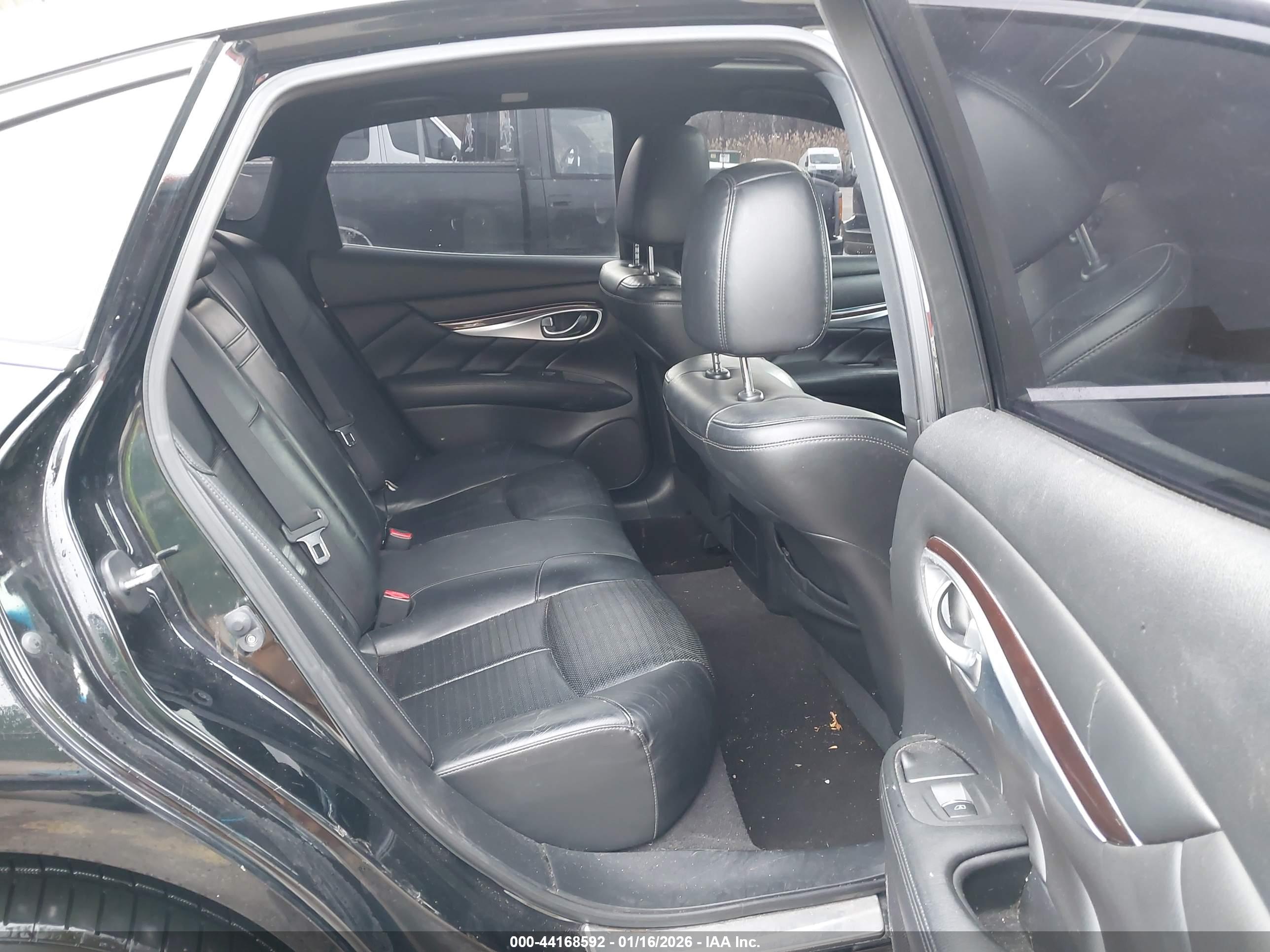 INFINITI Q70 image 8