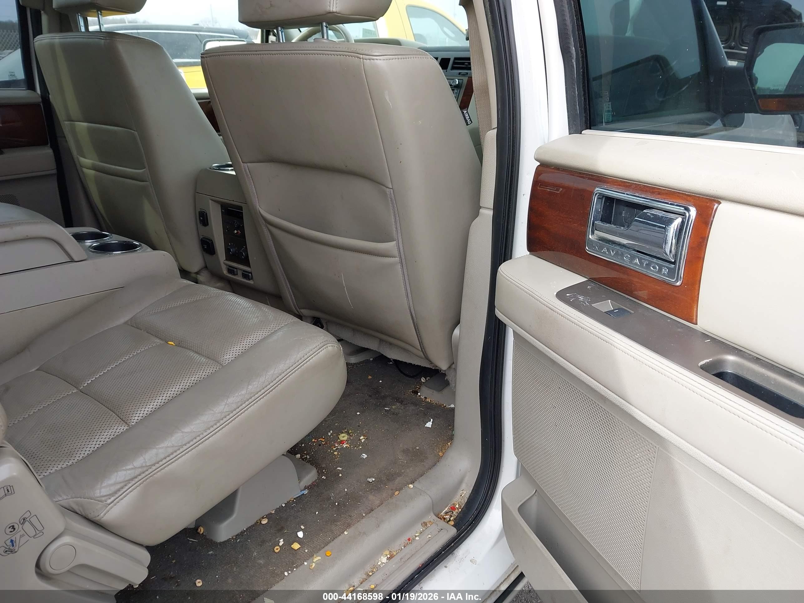 LINCOLN NAVIGATOR image 8