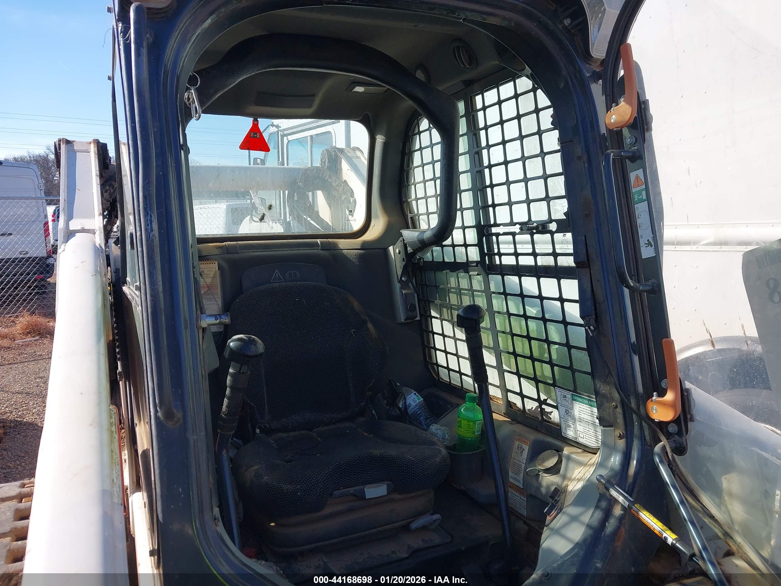 BOBCAT T770 image 5