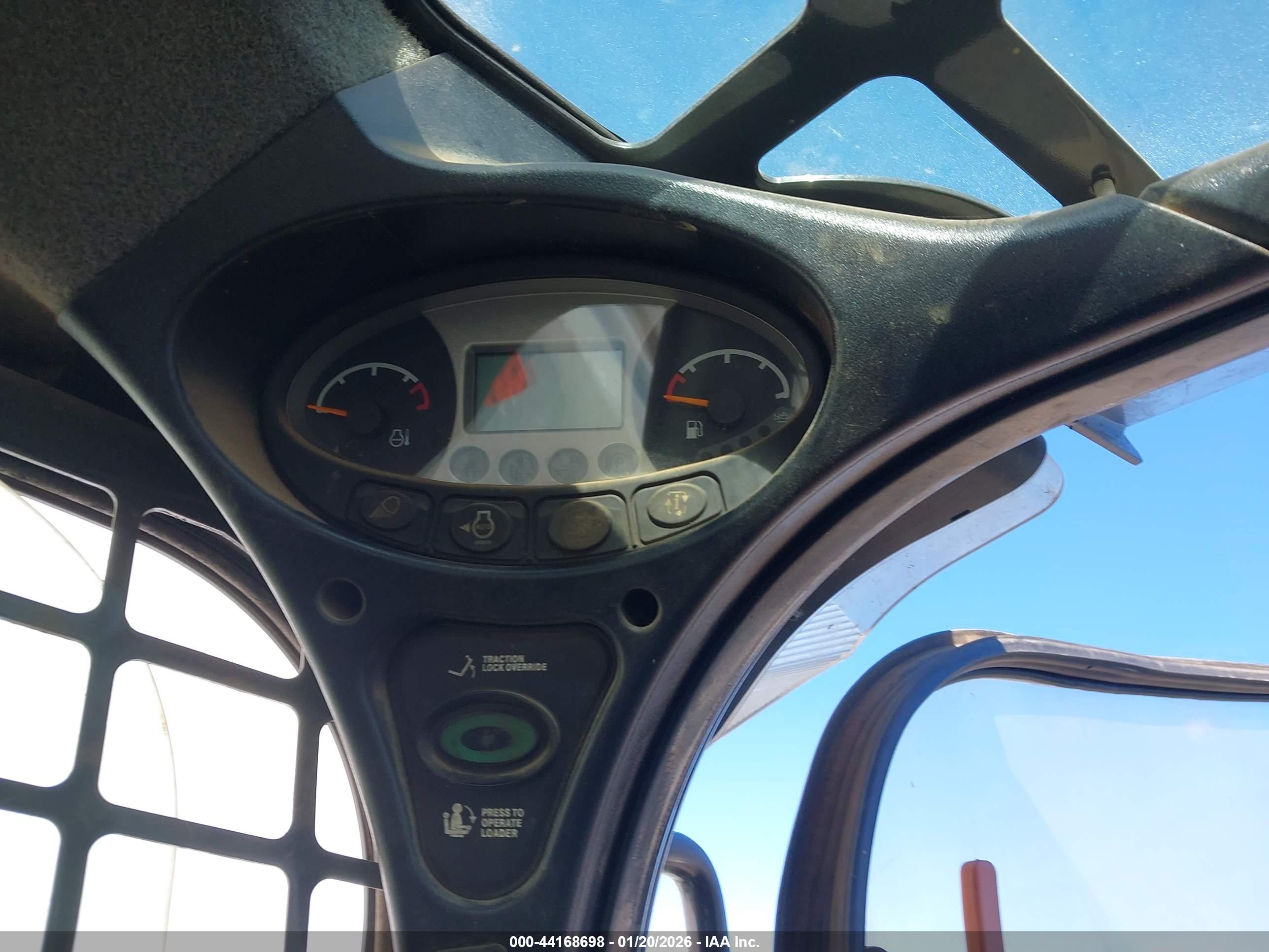 BOBCAT T770 image 7