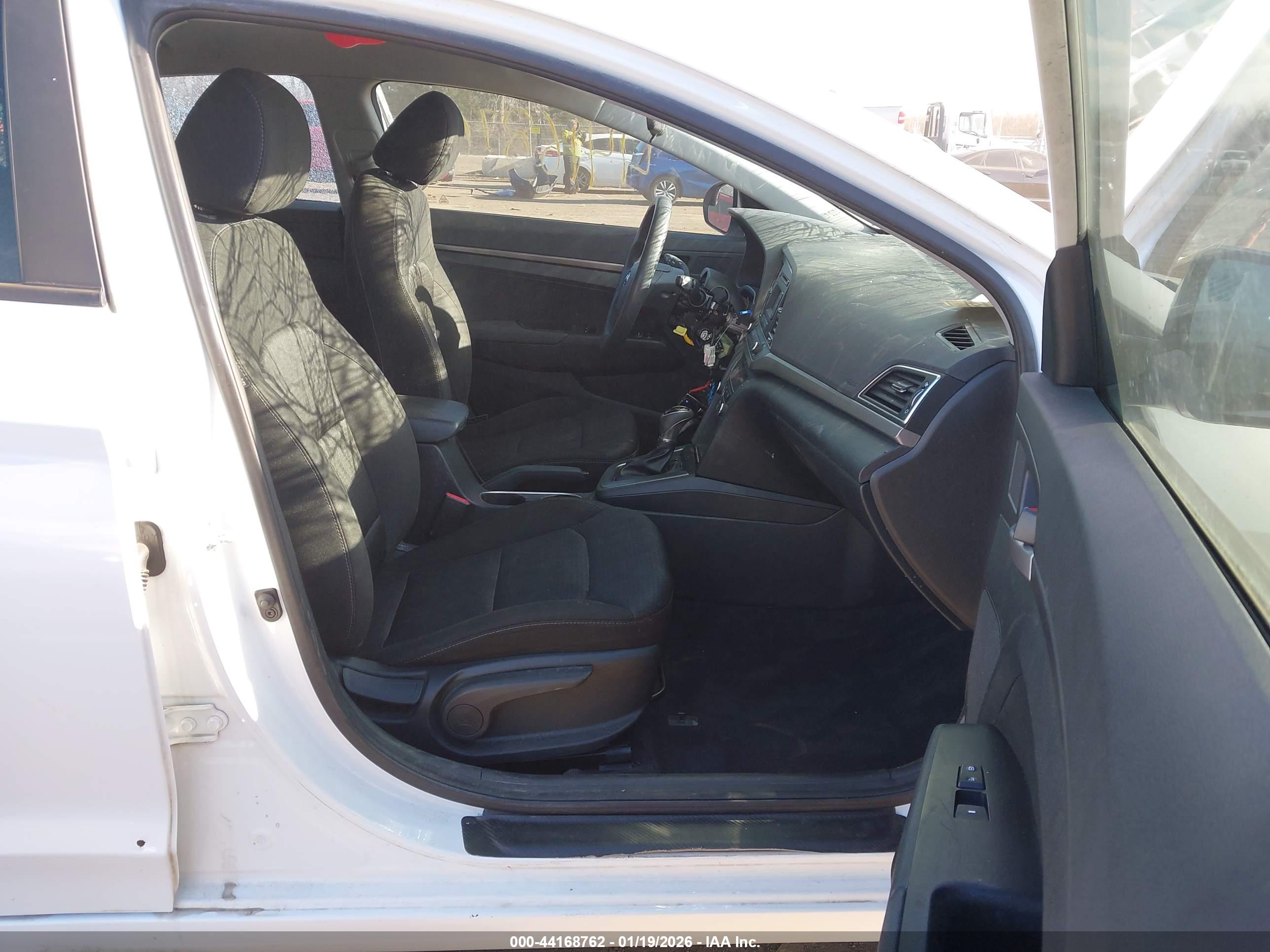 HYUNDAI ELANTRA image 5